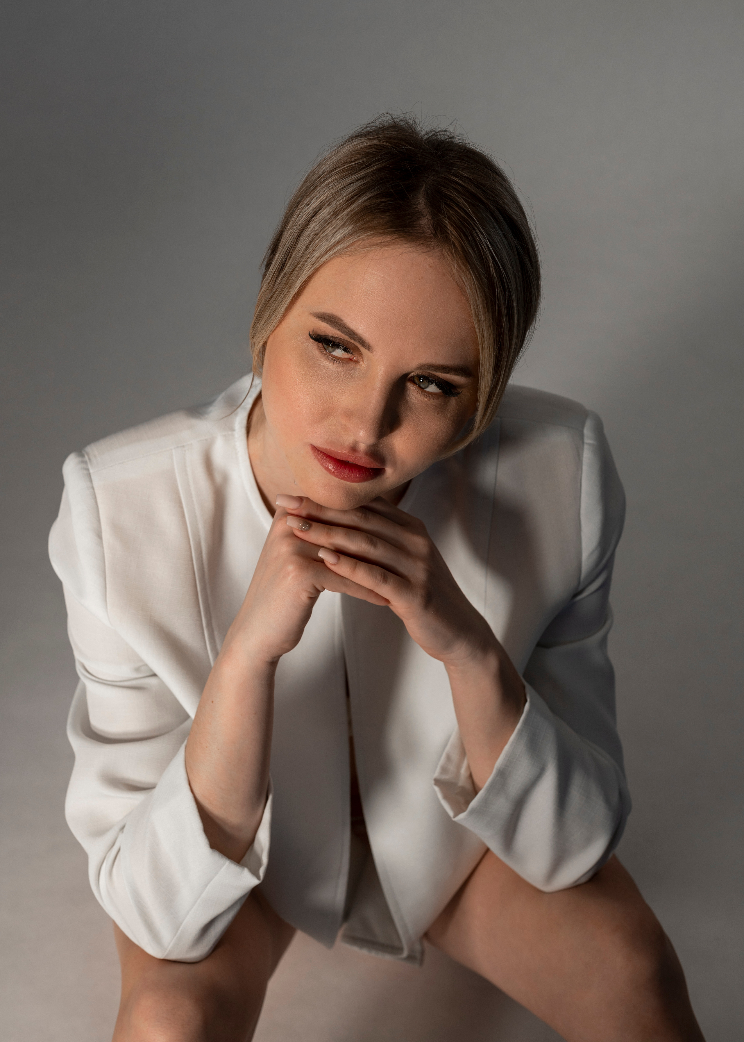 Студийная съёмка девушки в белом пиджаке