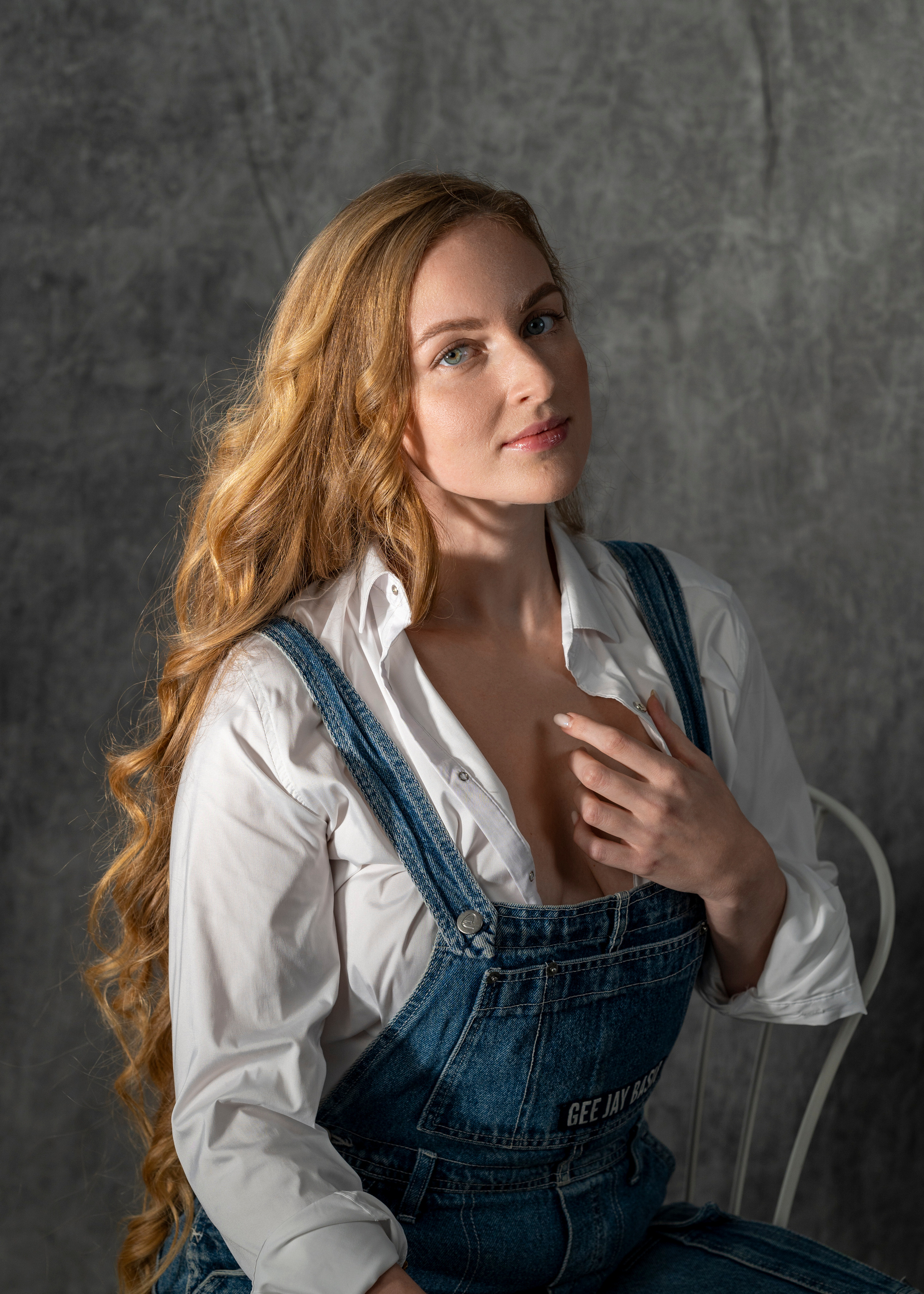 Студийная Art-съёмка девушки в образе художницы