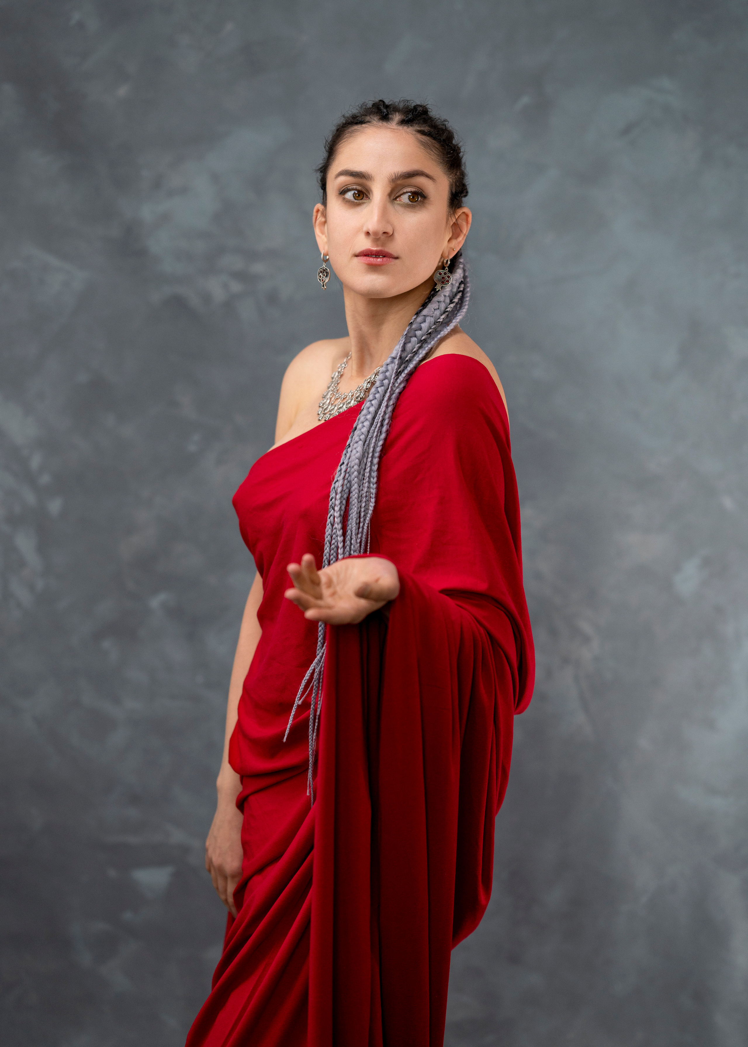 Студийная съёмка в красной ткани в греческом стиле