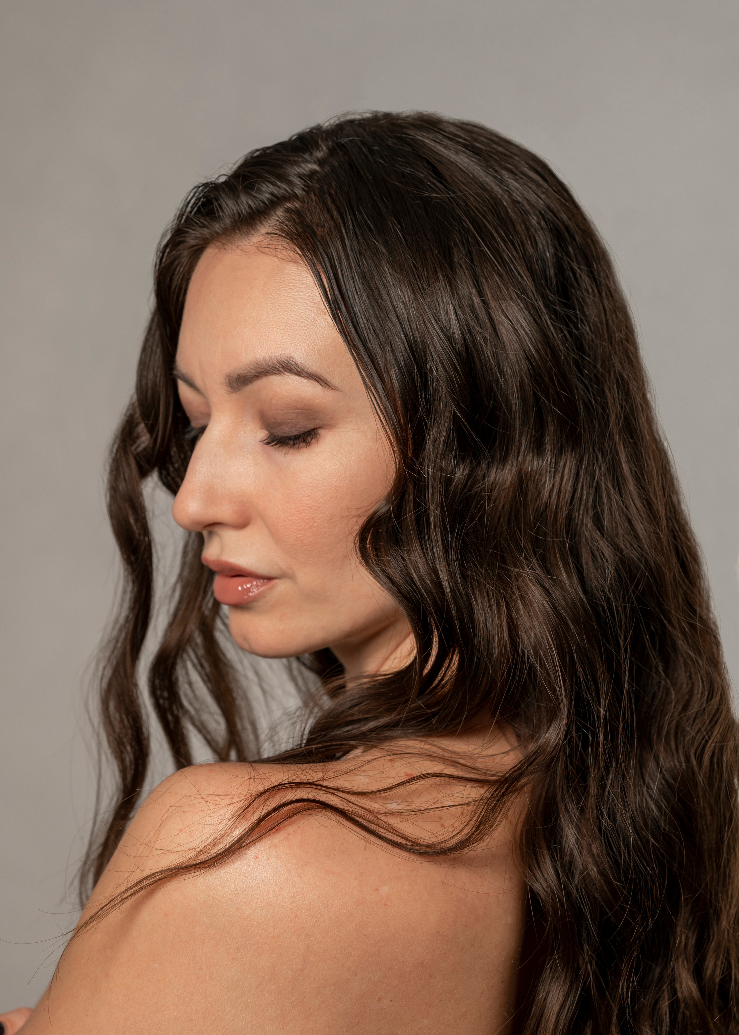 Фотосъёмка девушки в деловом в чёрном костюме