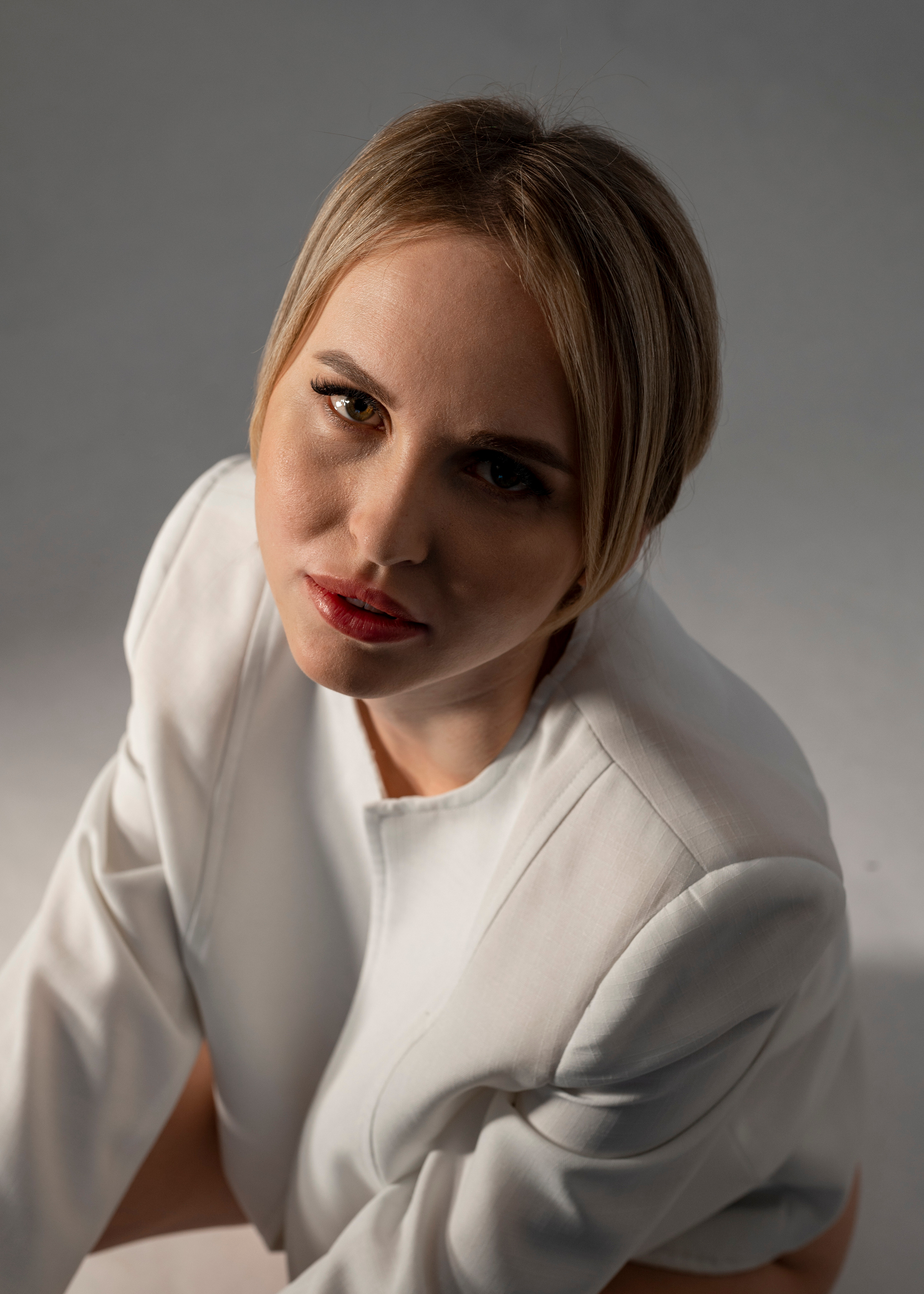 Студийная съёмка девушки в белом пиджаке