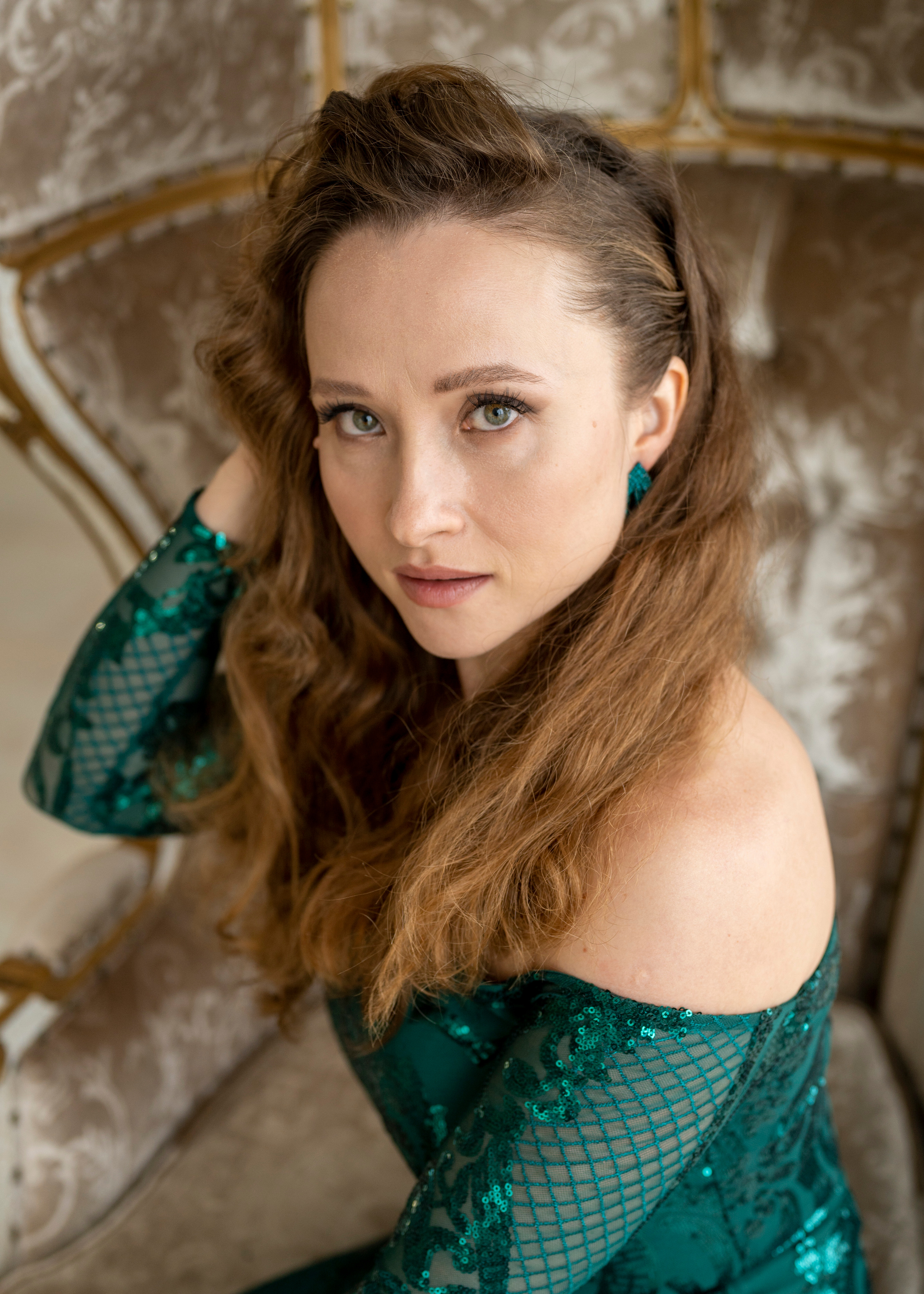 Фотосессия девушки в вечернем изумрудном платье