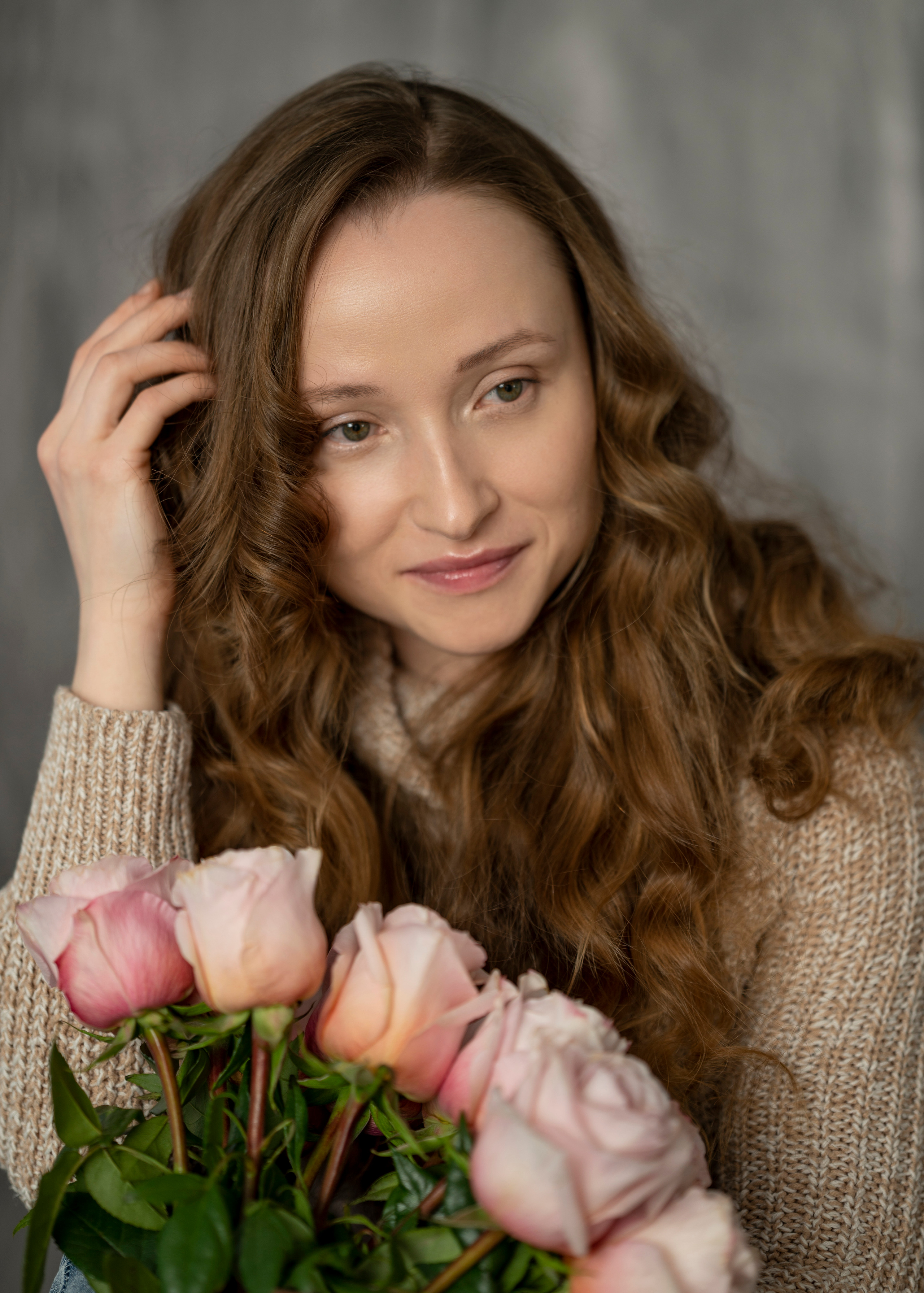 Фотосессия девушки в букетом роз