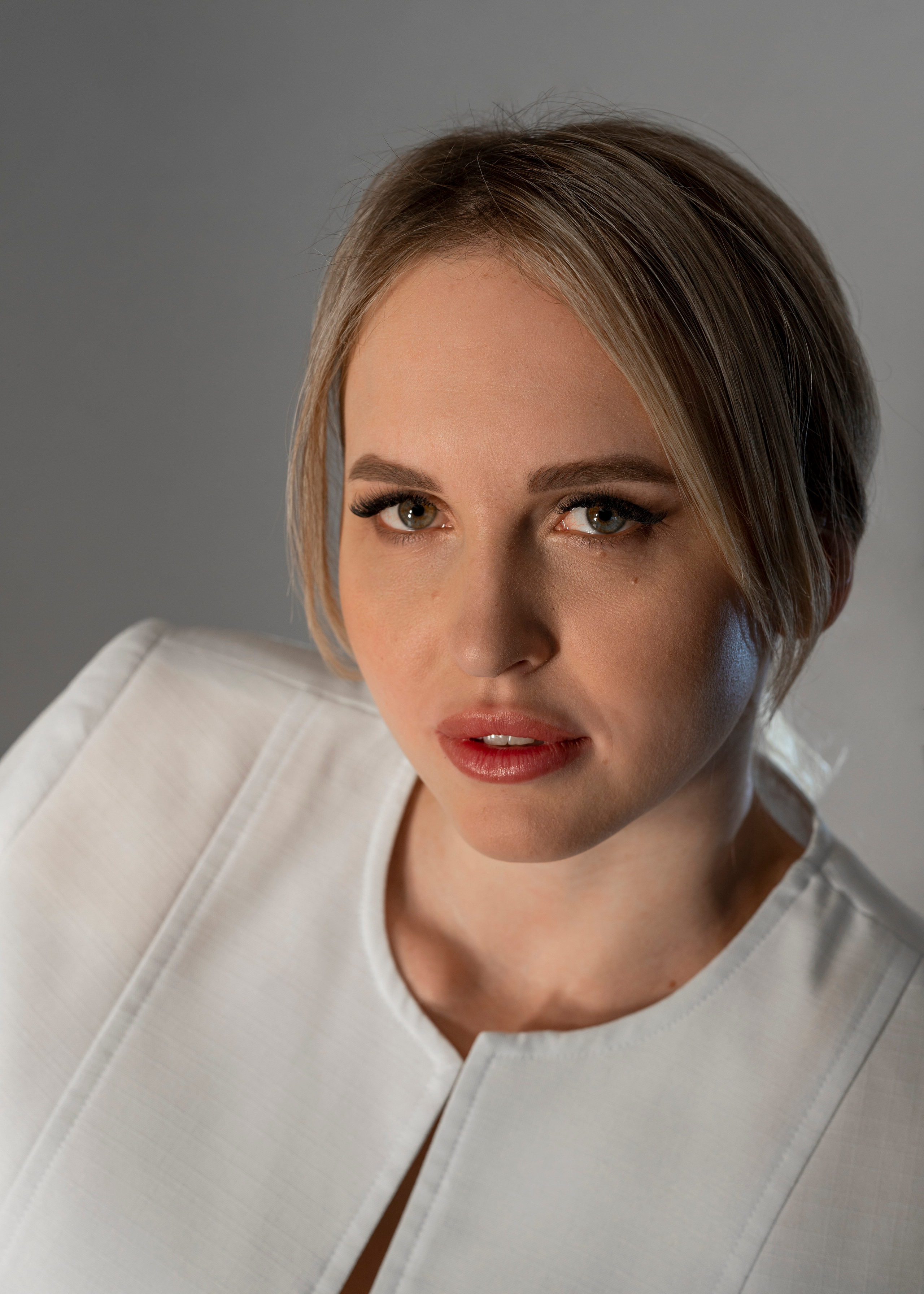 Студийная съёмка девушки в белом пиджаке