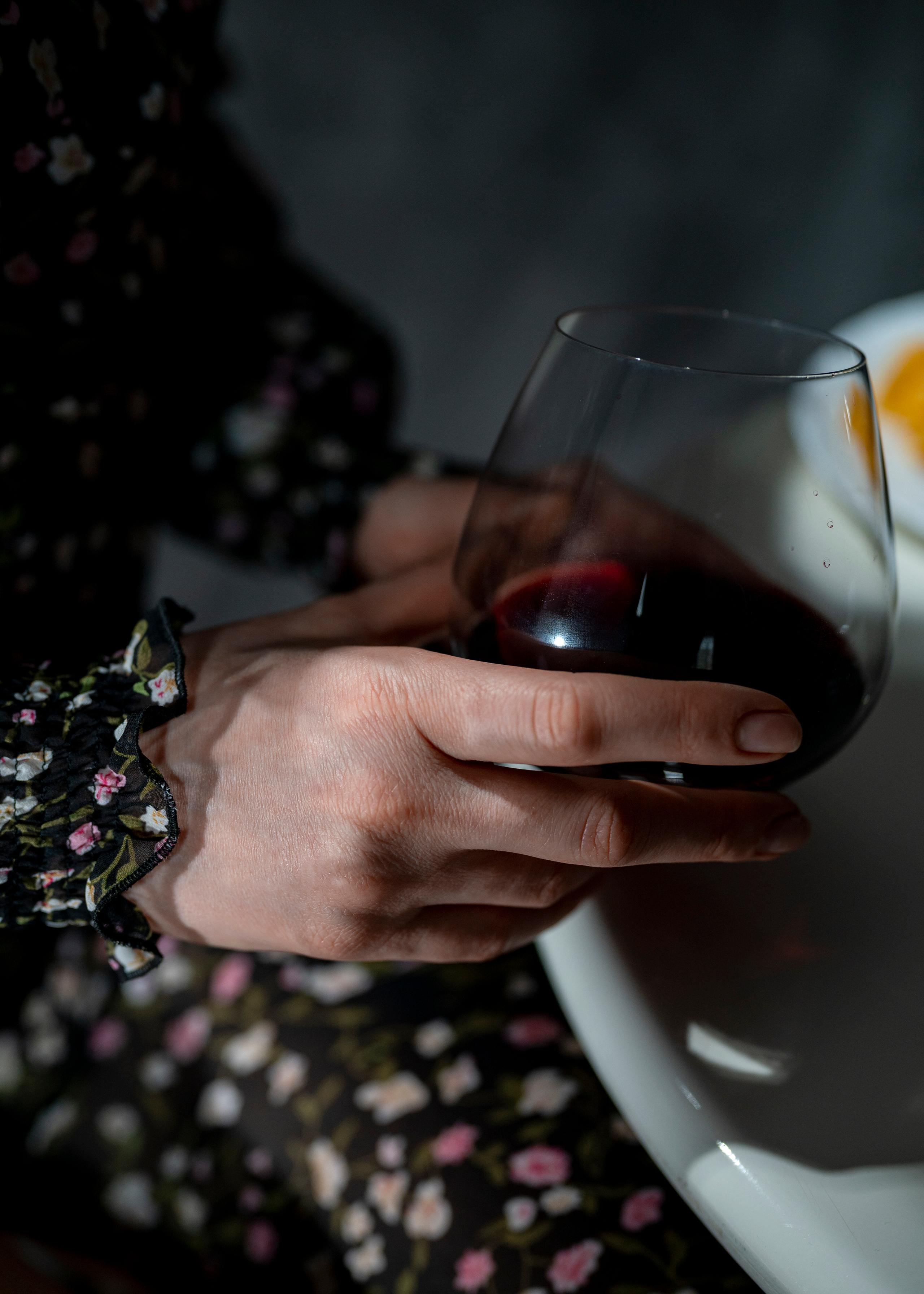 Фотосъёмка девушки в платье за бокалом вина