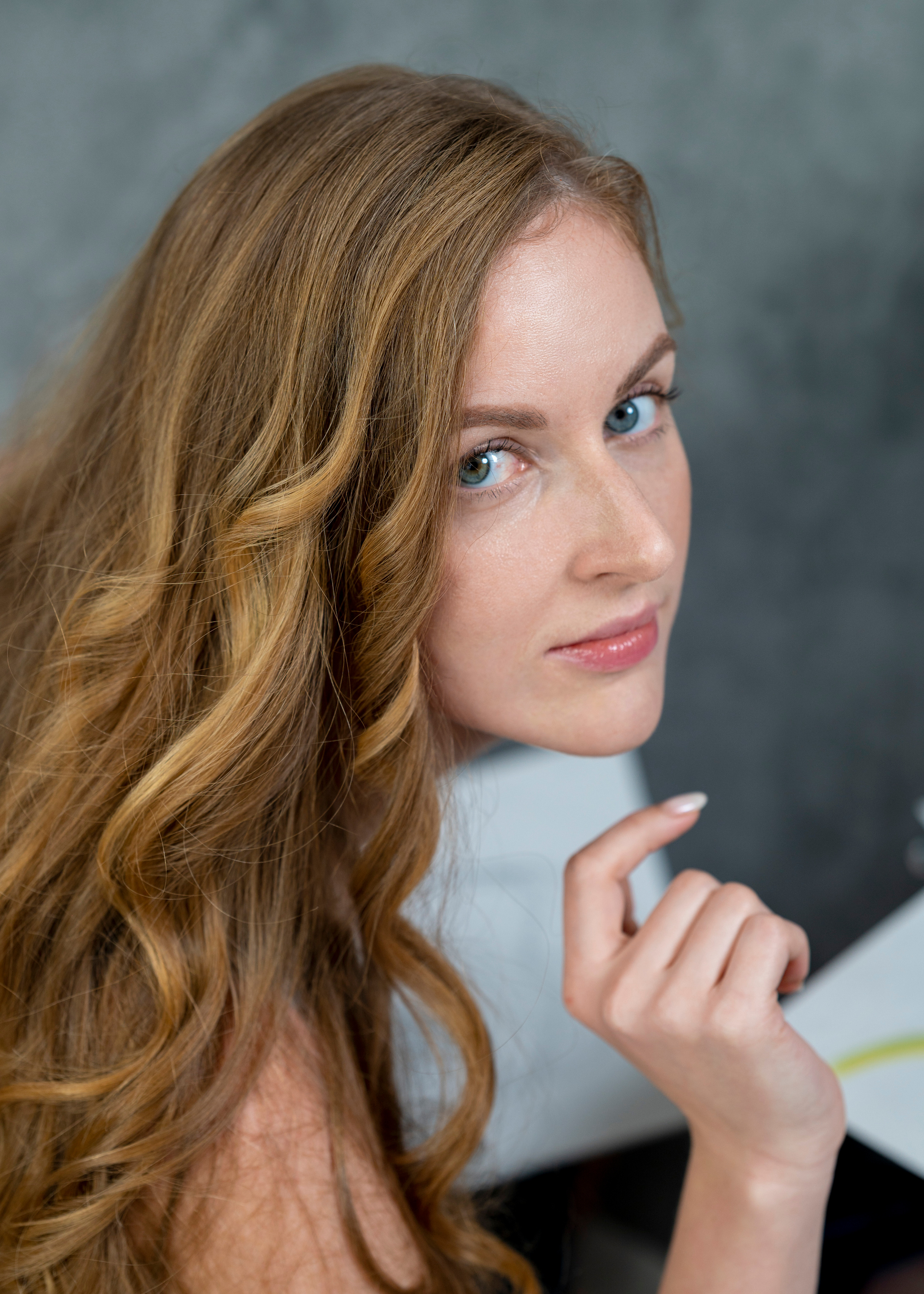 Студийная Art-съёмка девушки в образе художницы