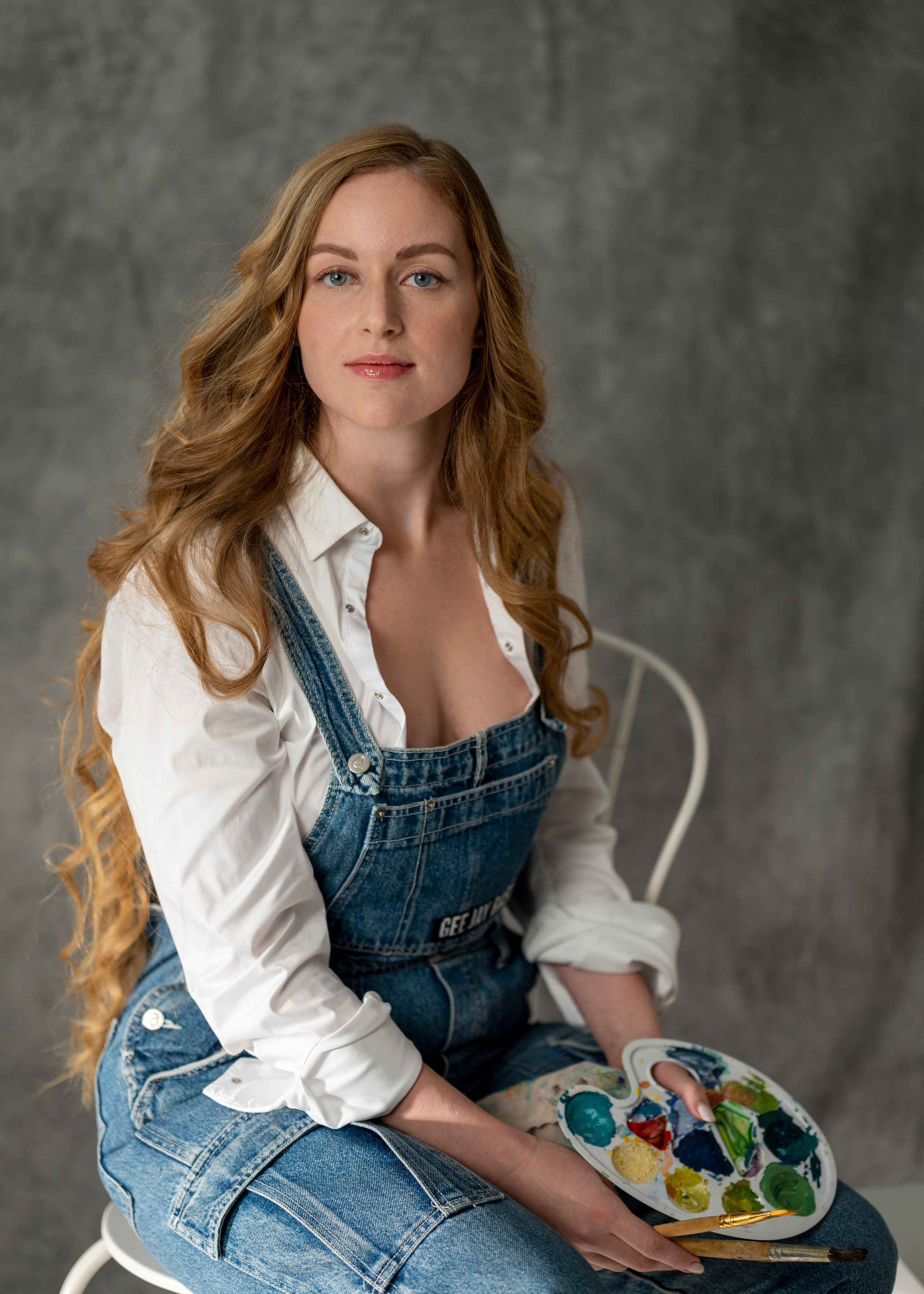 Студийная Art-съёмка девушки в образе художницы