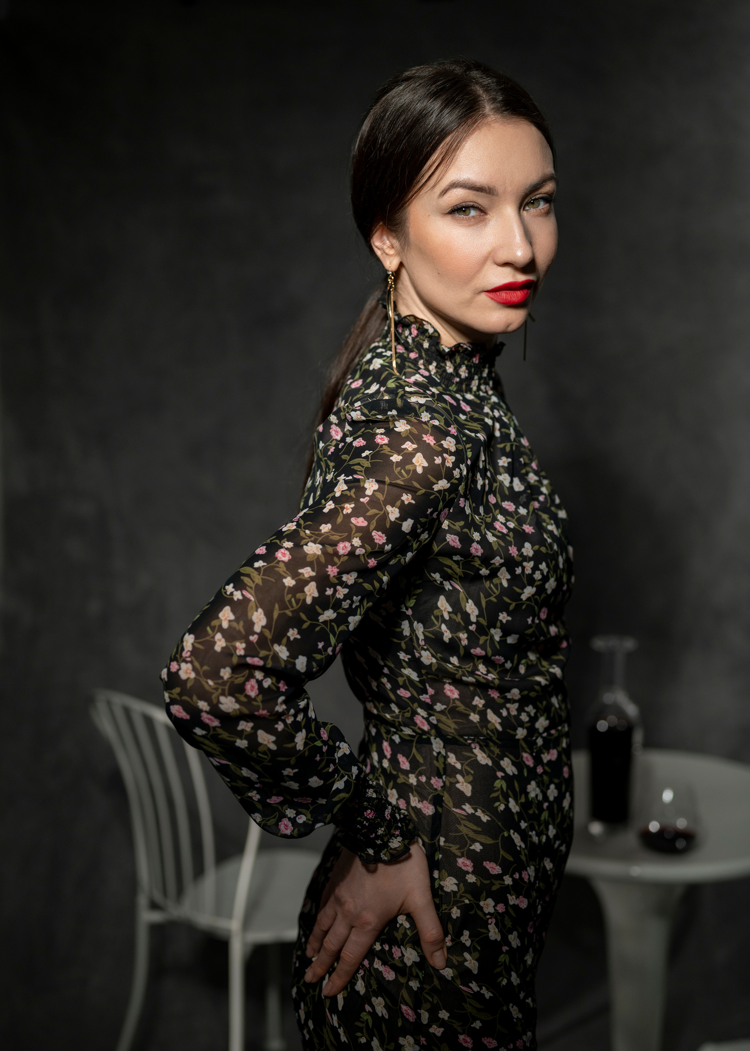 Фотосъёмка девушки в платье за бокалом вина