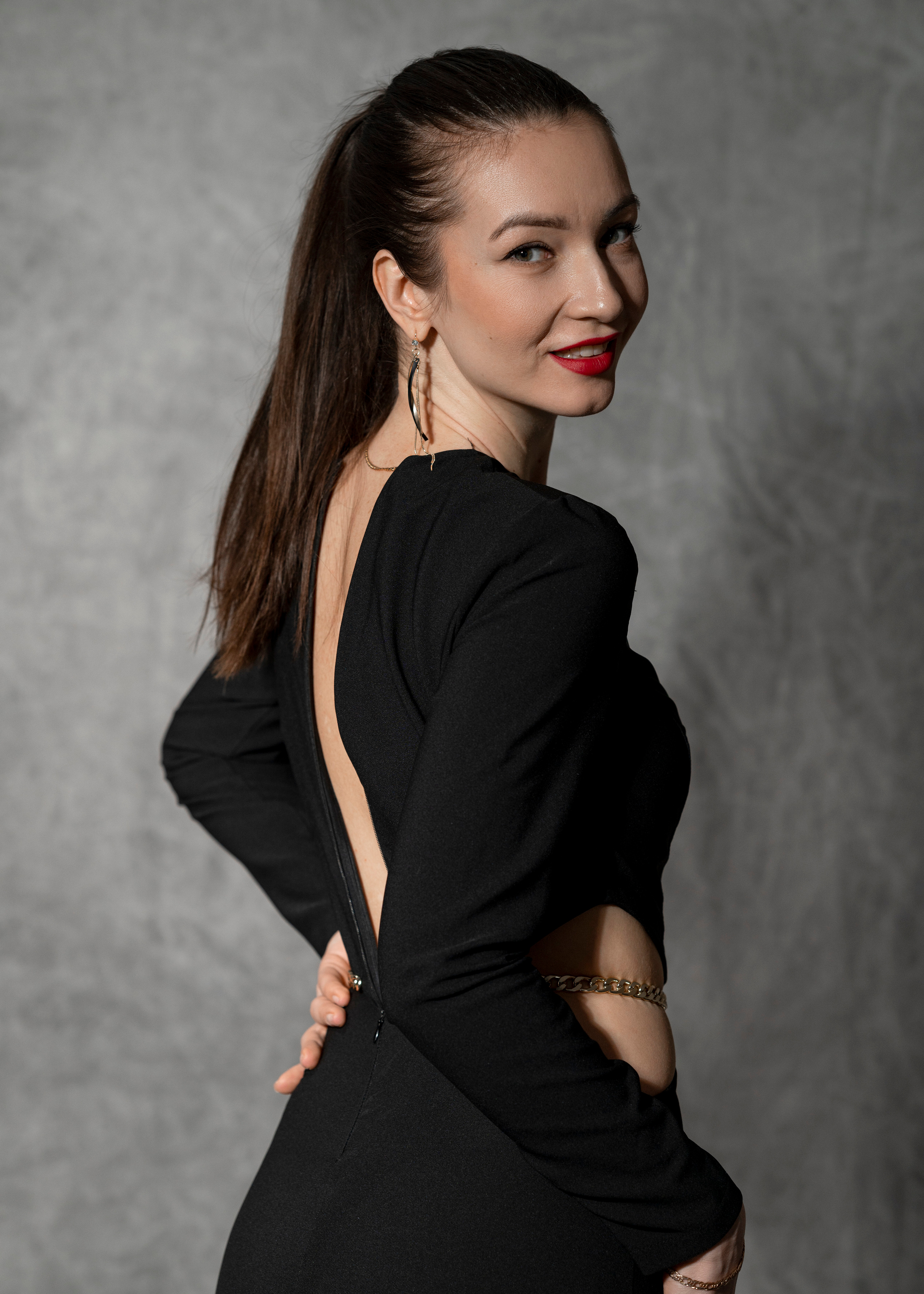 Фотосессия девушки в чёрном элегантном комбинезоне