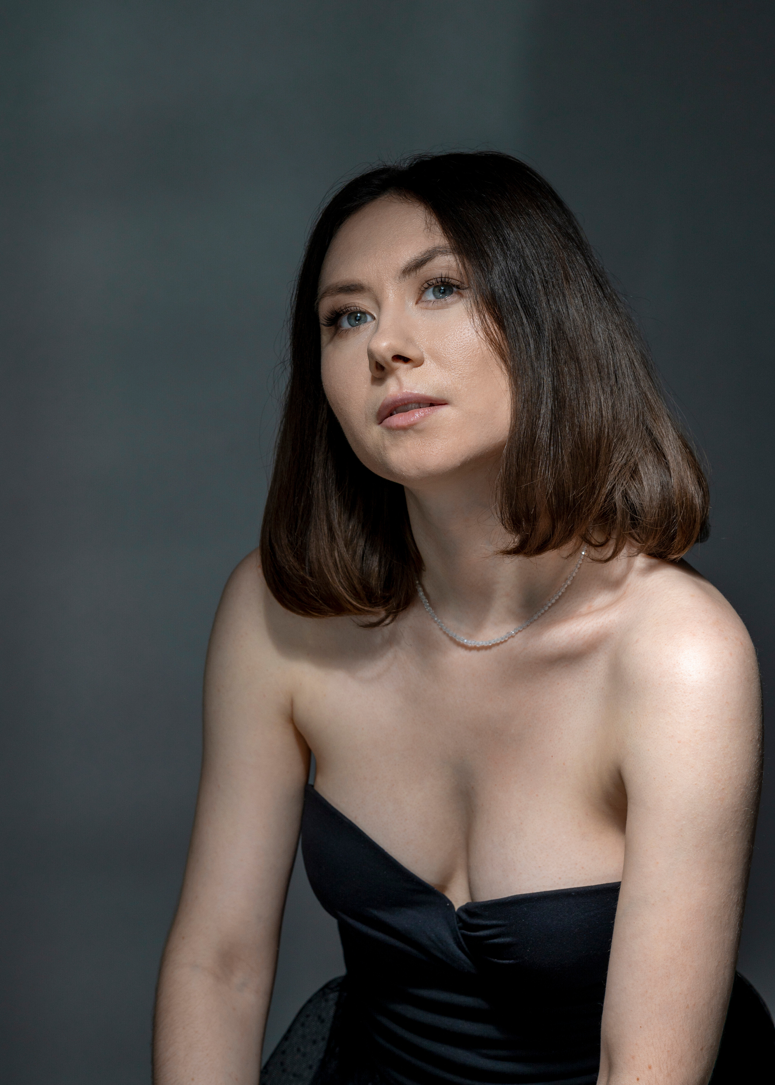 Фотосъёмка девушки в студии в вечернем образе