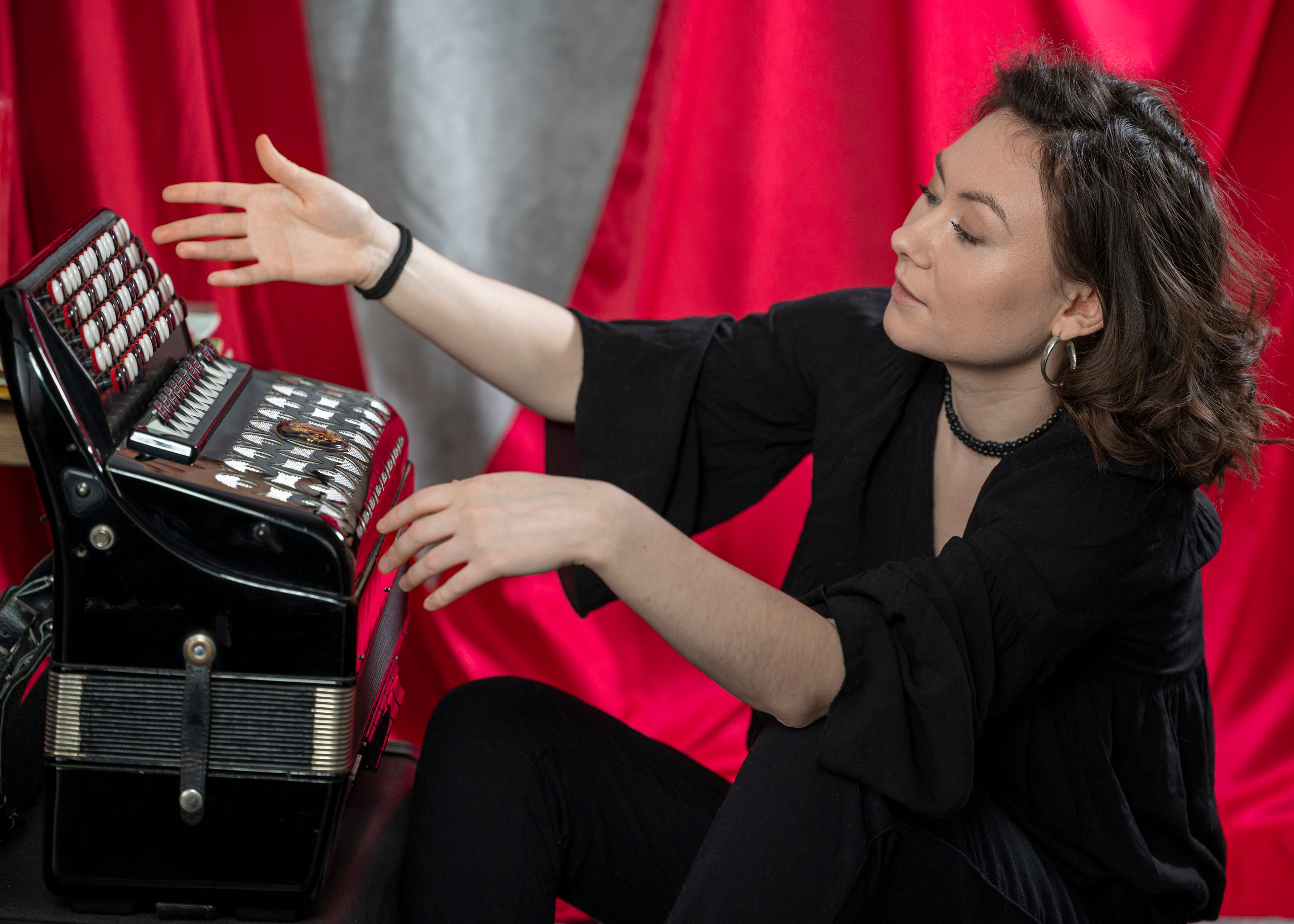 Фотосессия девушки с баяном