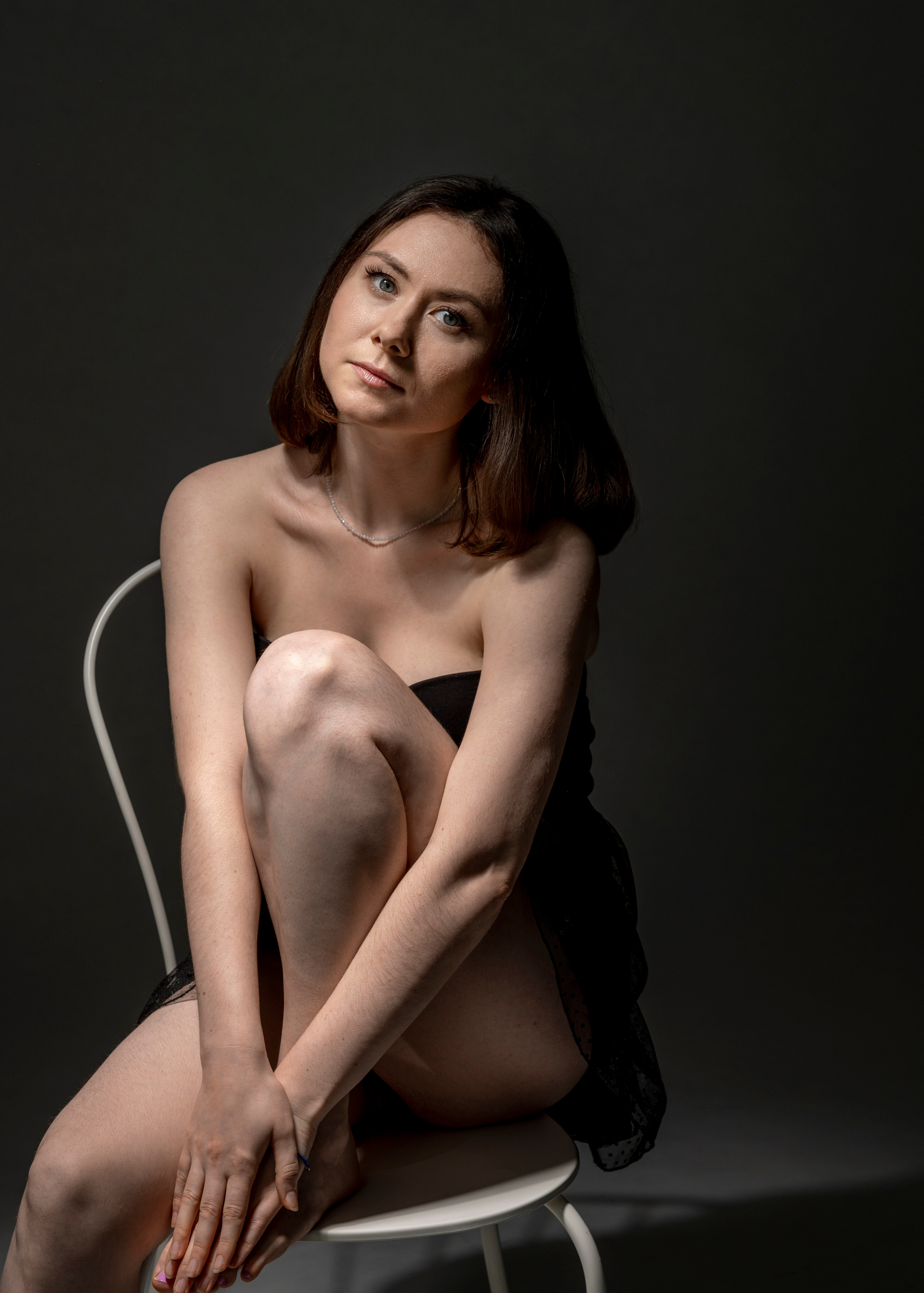 Фотосъёмка девушки в студии в вечернем образе