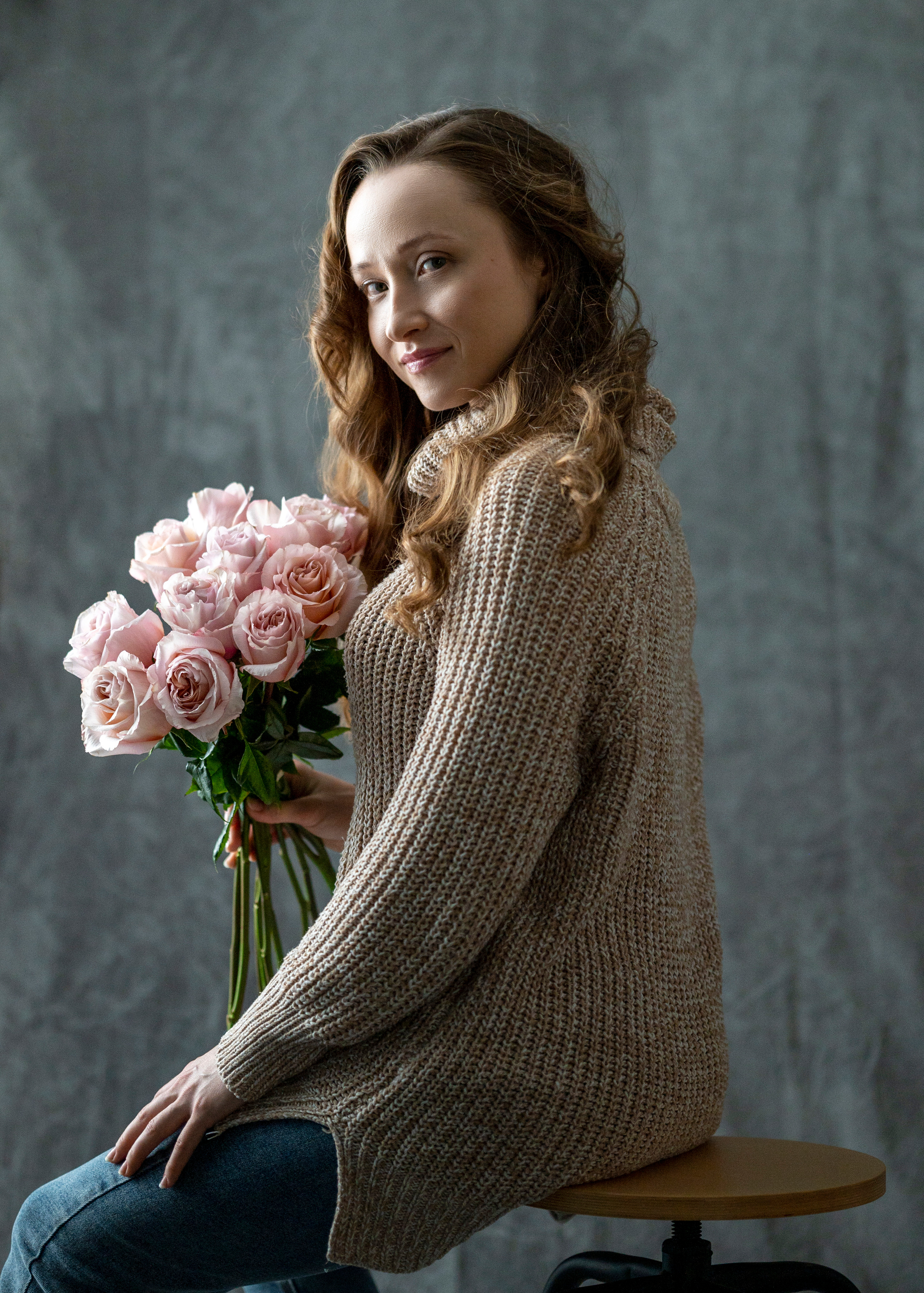 Фотосессия девушки в букетом роз