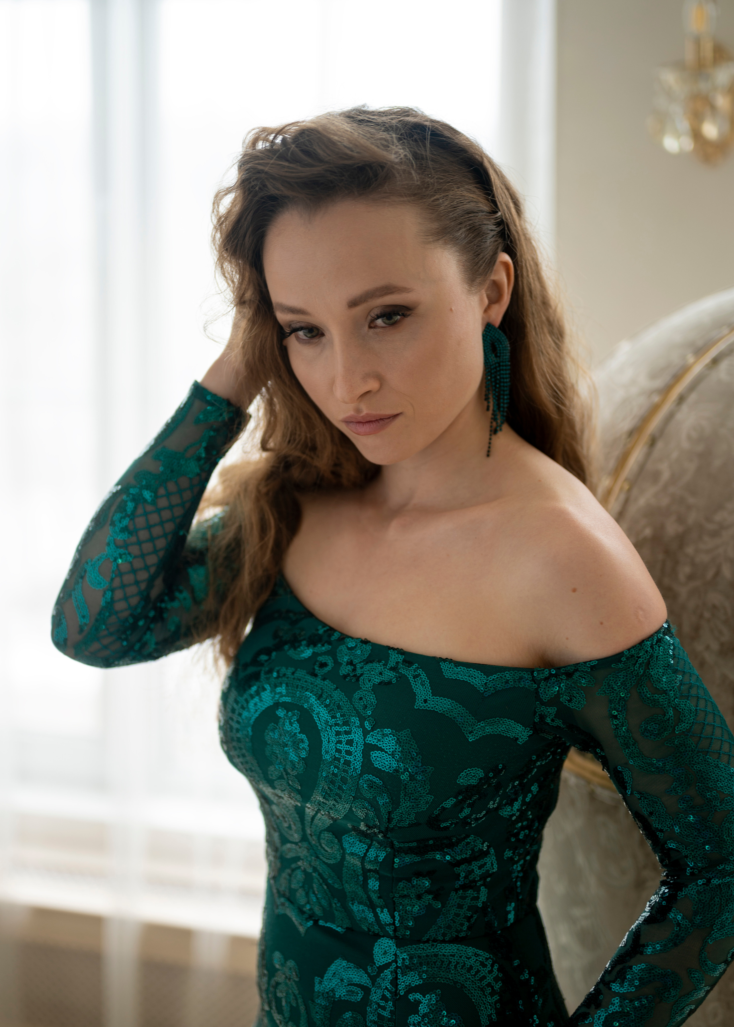 Фотосессия девушки в вечернем изумрудном платье