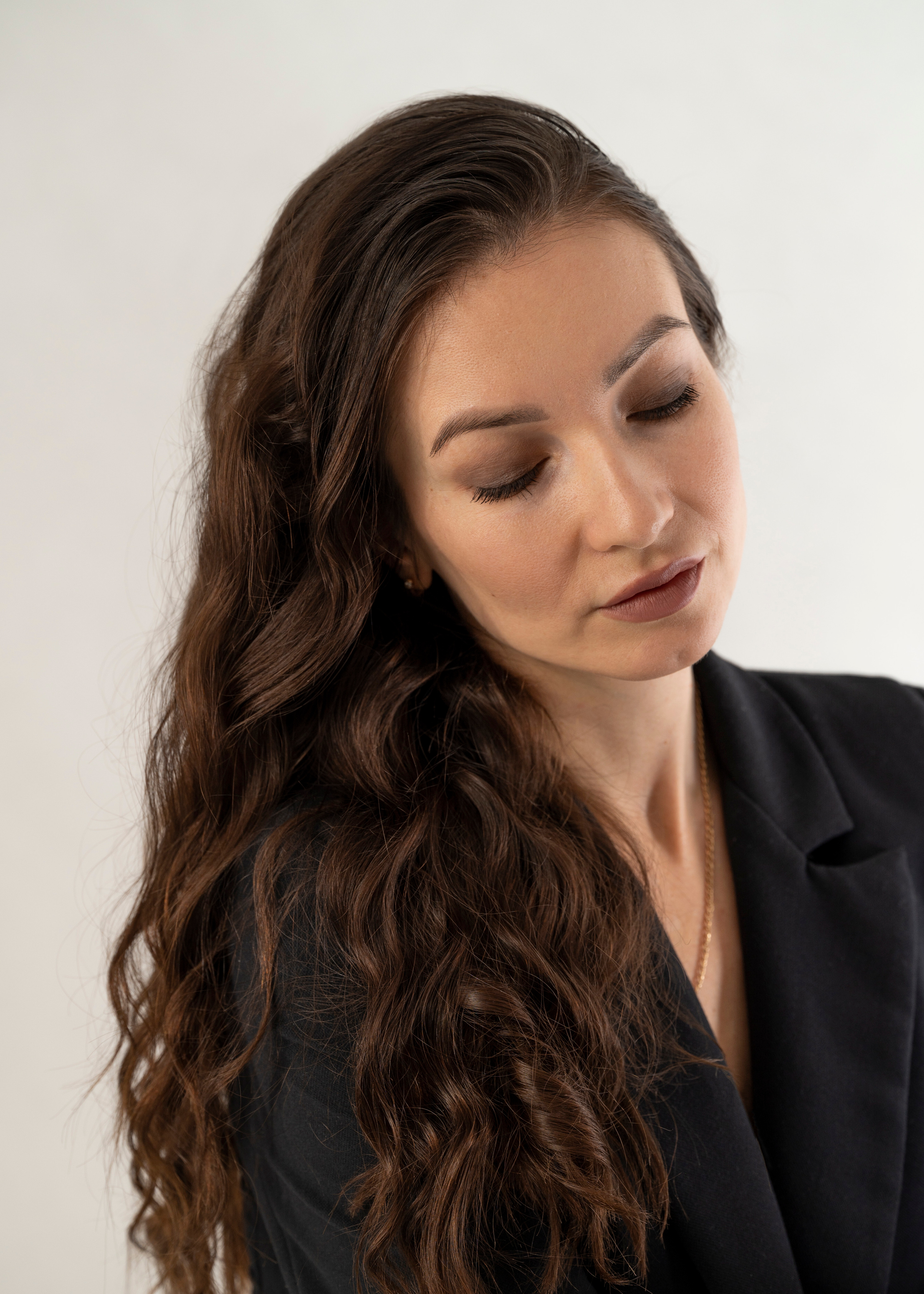 Фотосъёмка девушки в деловом в чёрном костюме