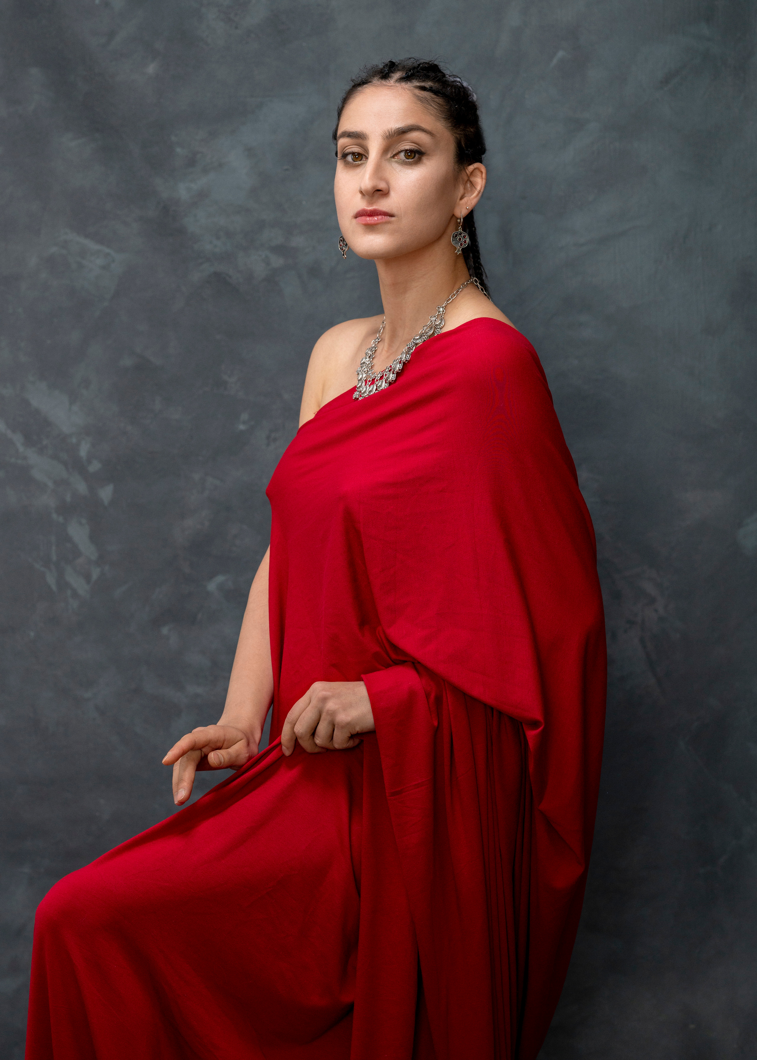 Студийная съёмка в красной ткани в греческом стиле