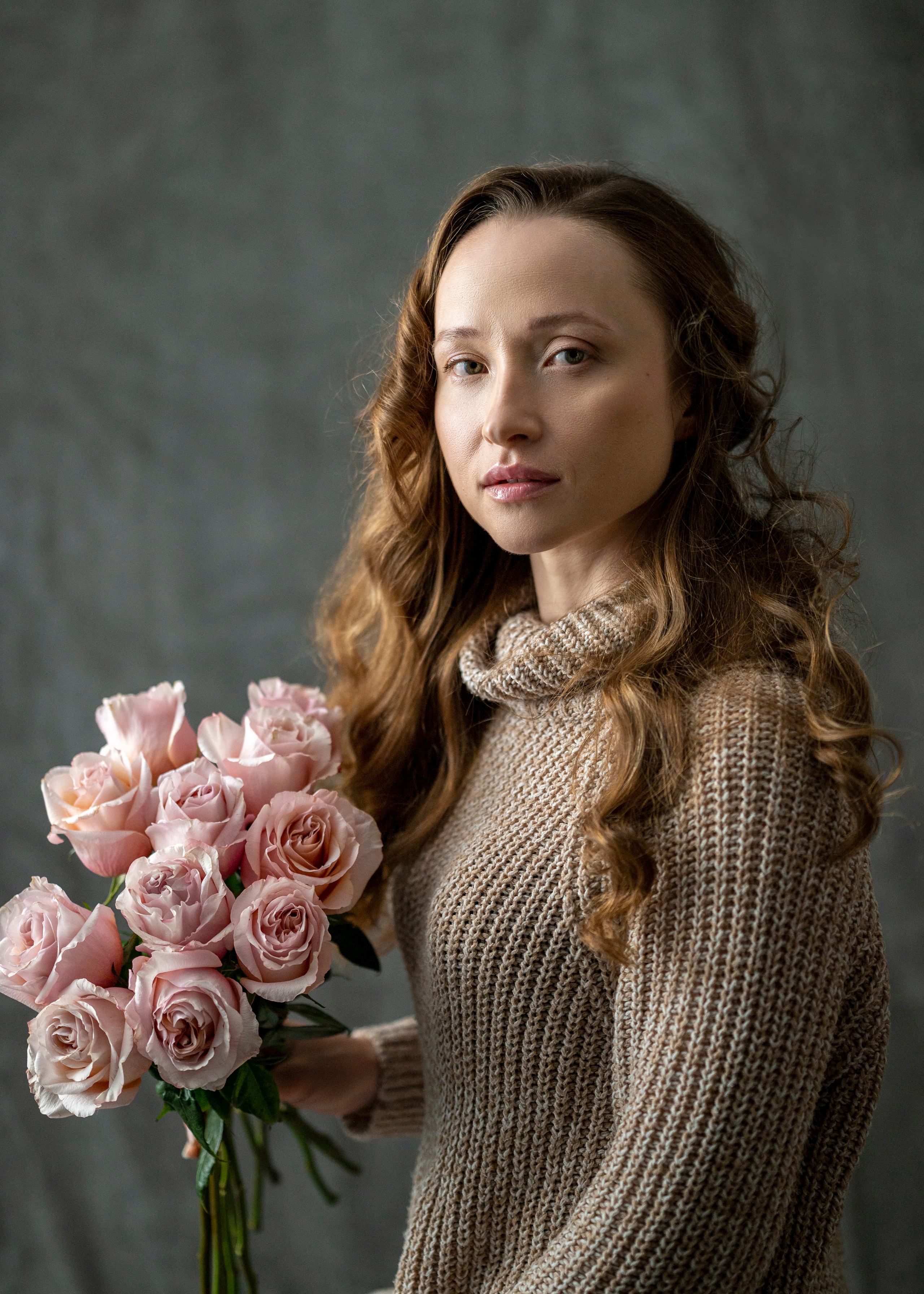 Фотосессия девушки в букетом роз