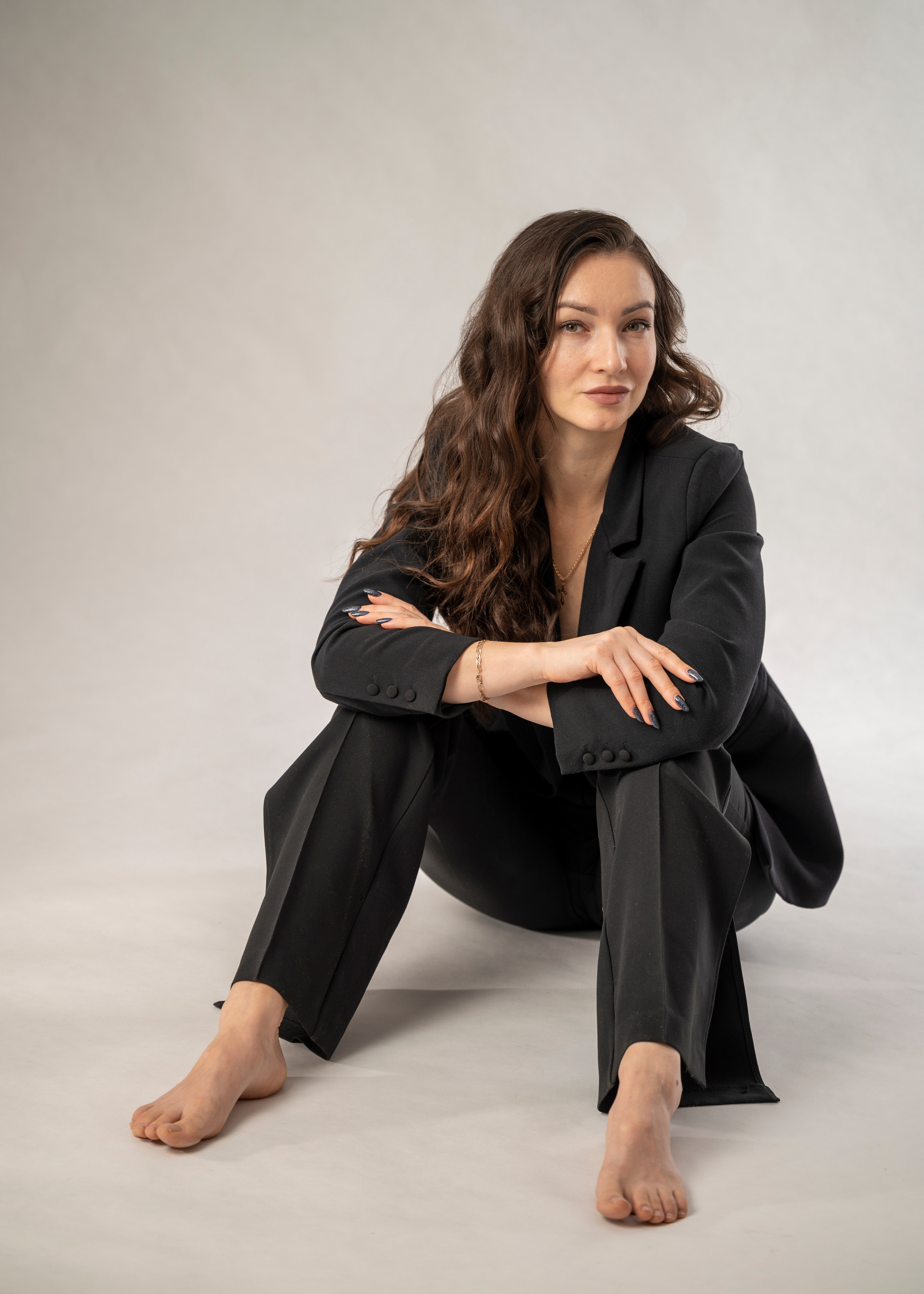 Фотосъёмка девушки в деловом в чёрном костюме