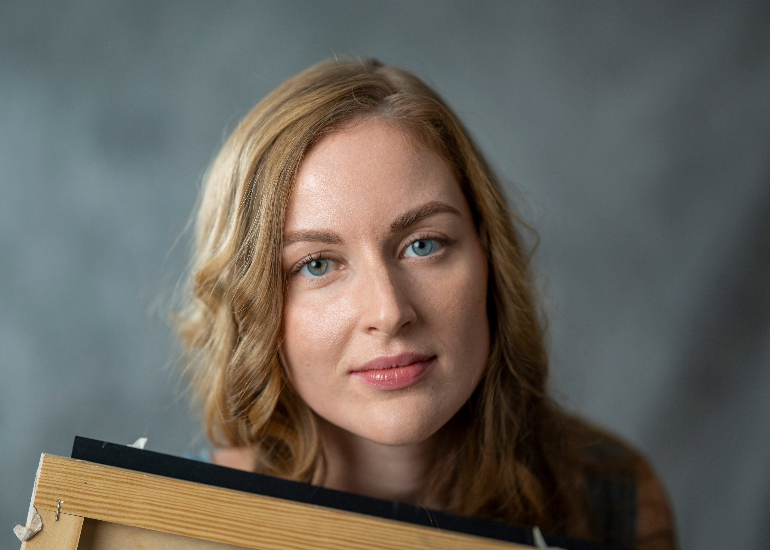 Студийная Art-съёмка девушки в образе художницы