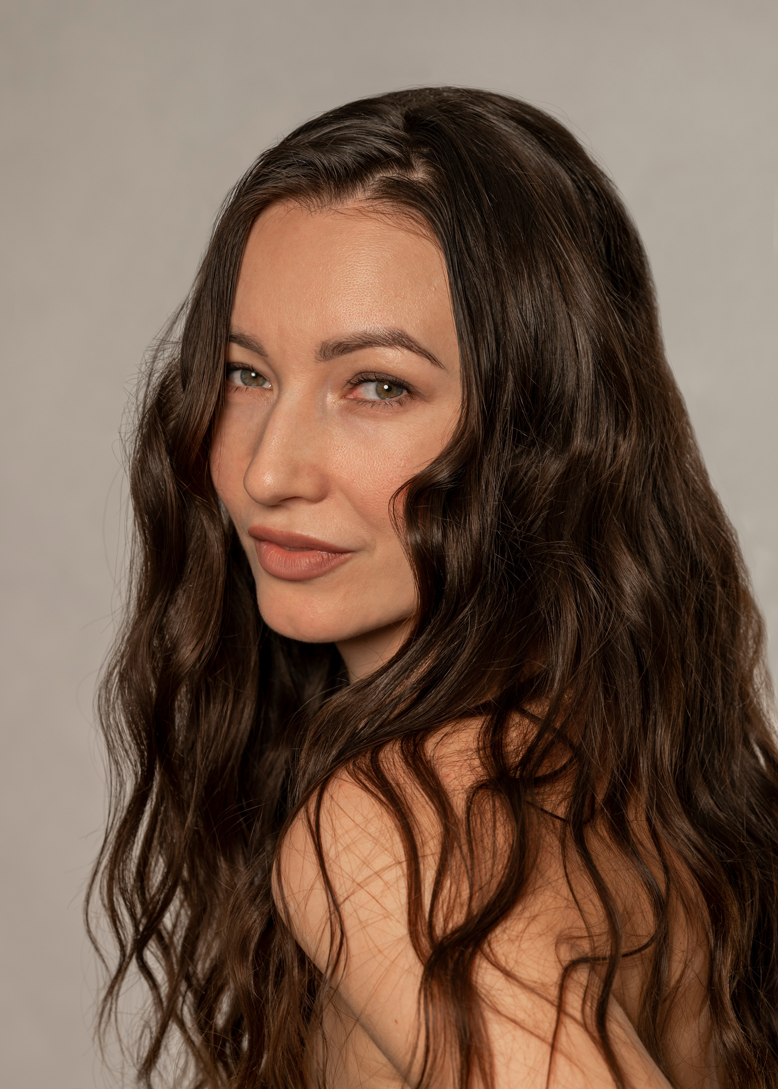 Фотосъёмка девушки в деловом в чёрном костюме