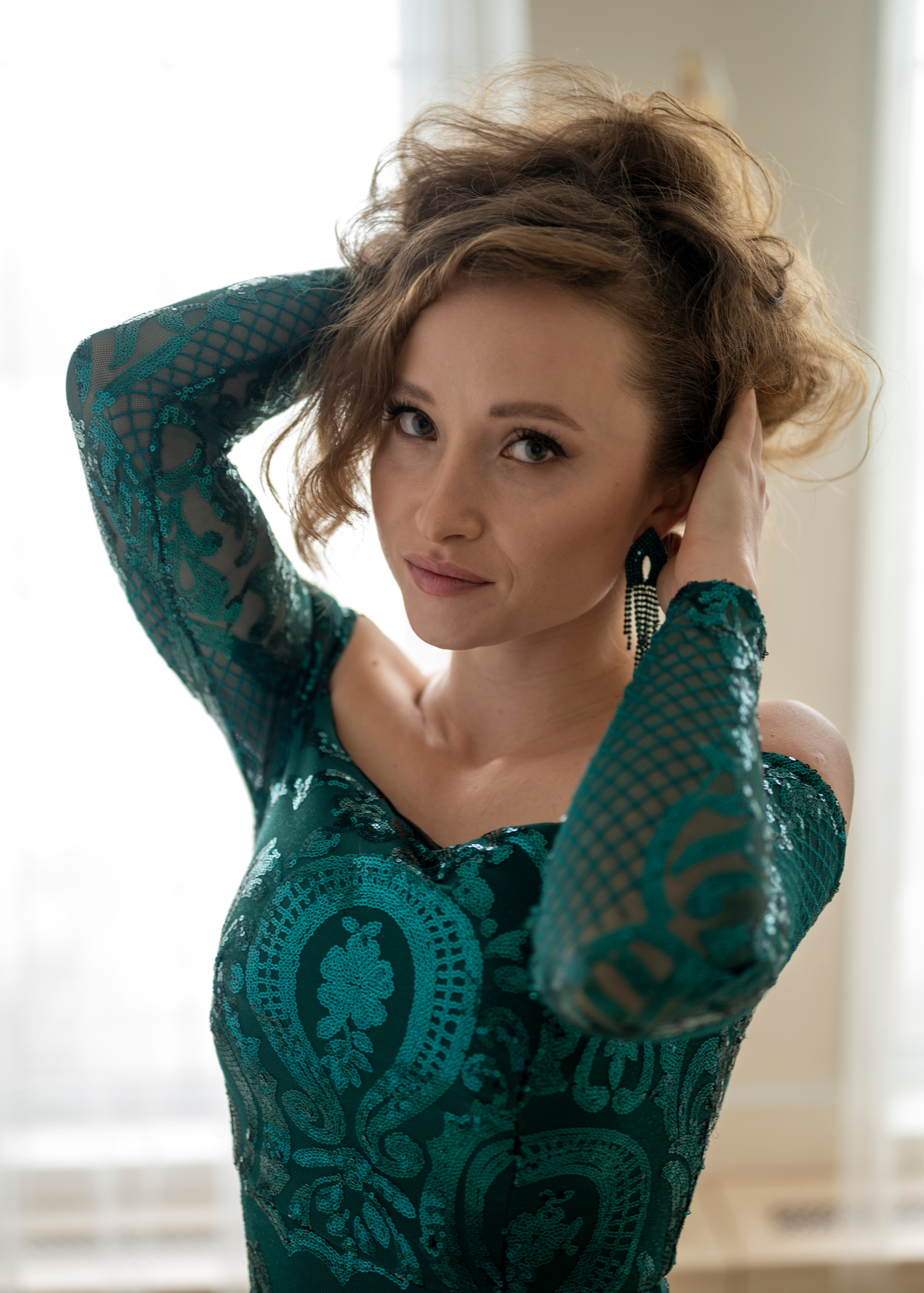 Фотосессия девушки в вечернем изумрудном платье