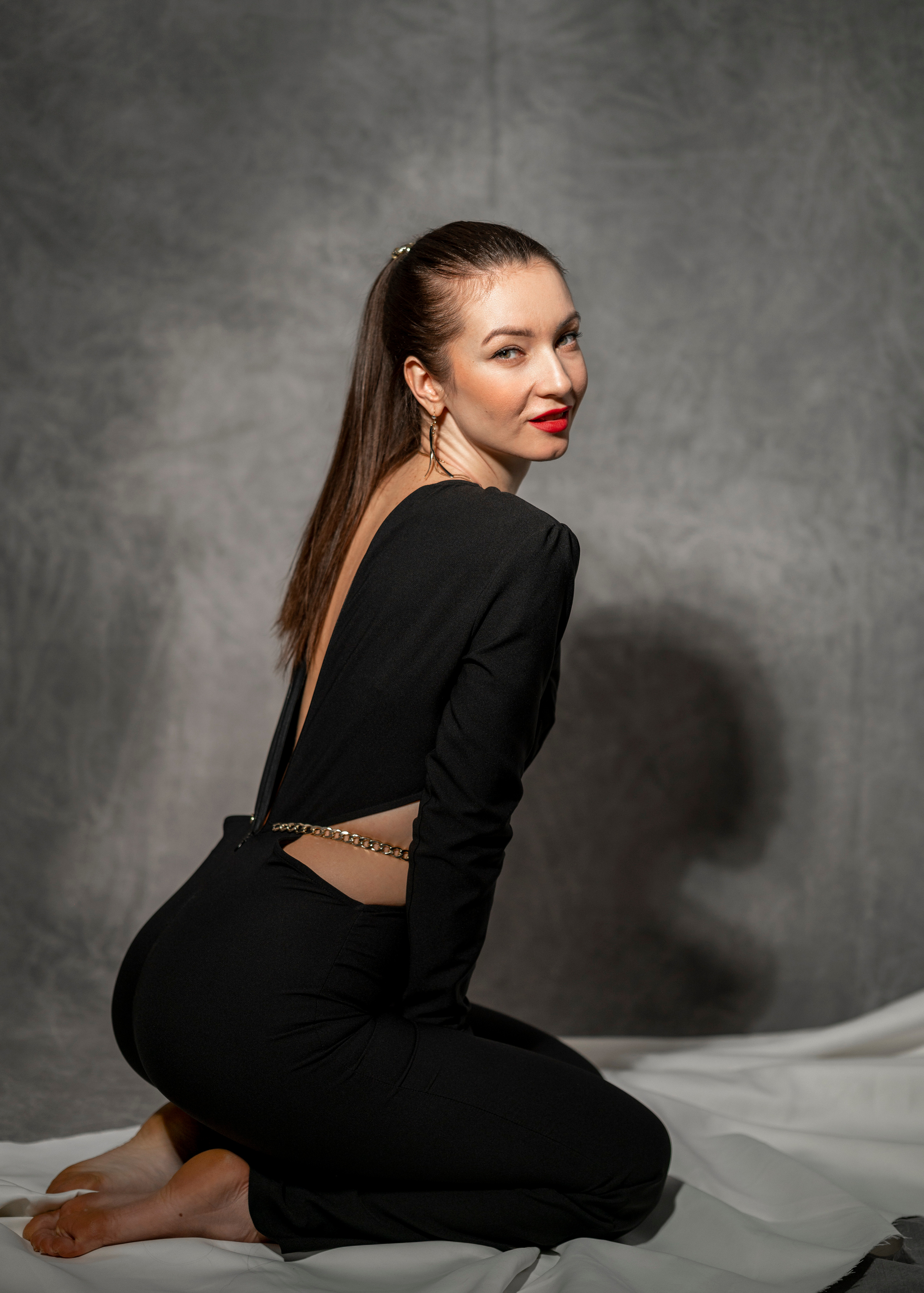 Фотосессия девушки в чёрном элегантном комбинезоне