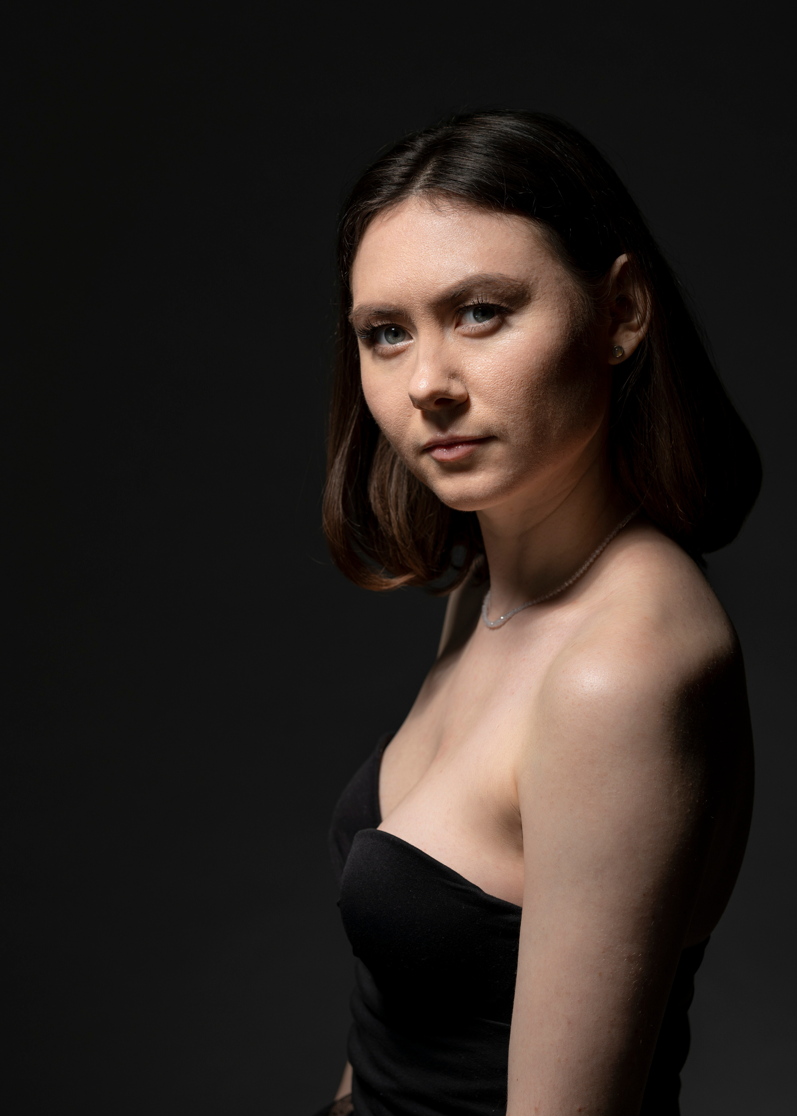 Фотосъёмка девушки в студии в вечернем образе