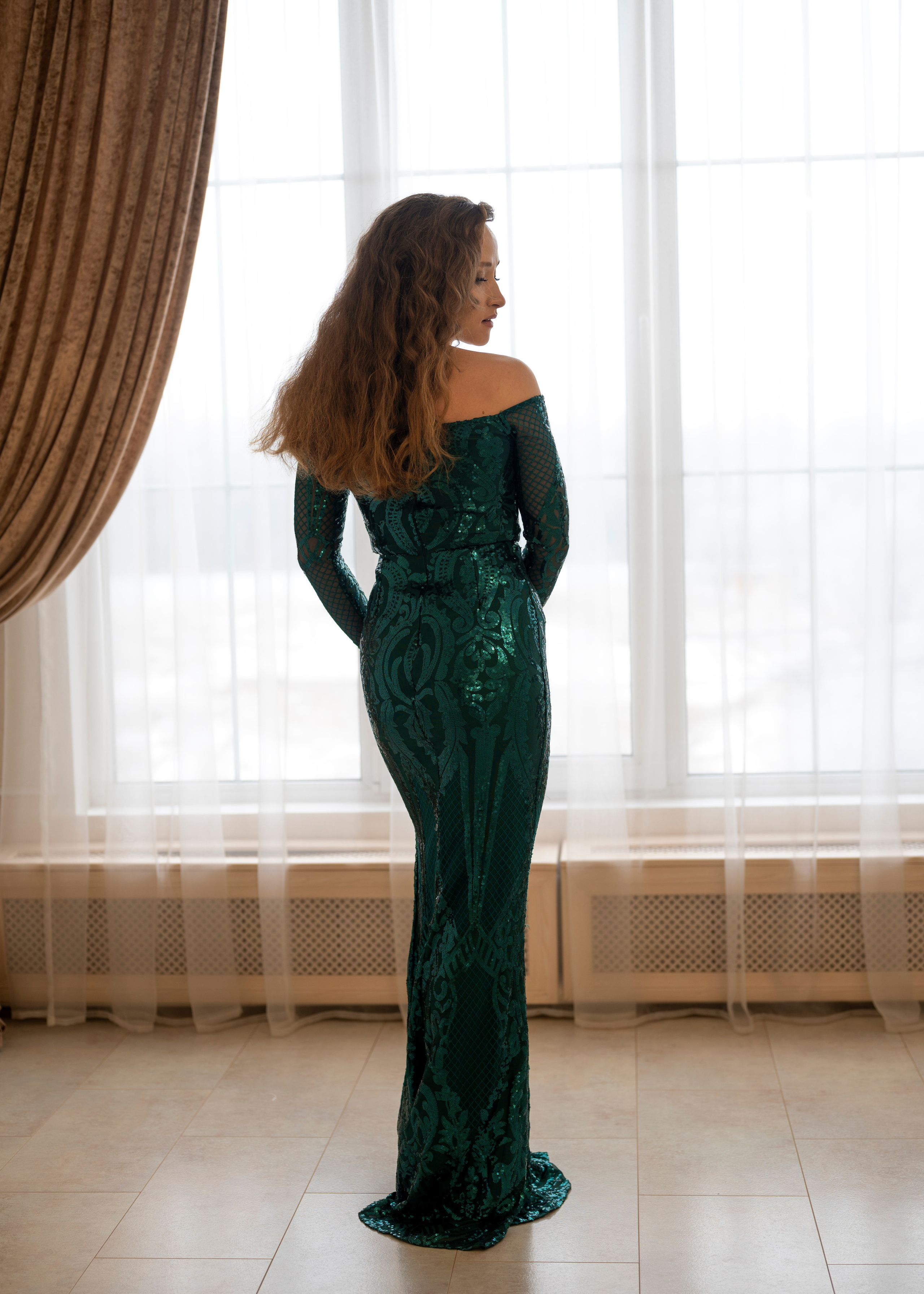 Фотосессия девушки в вечернем изумрудном платье