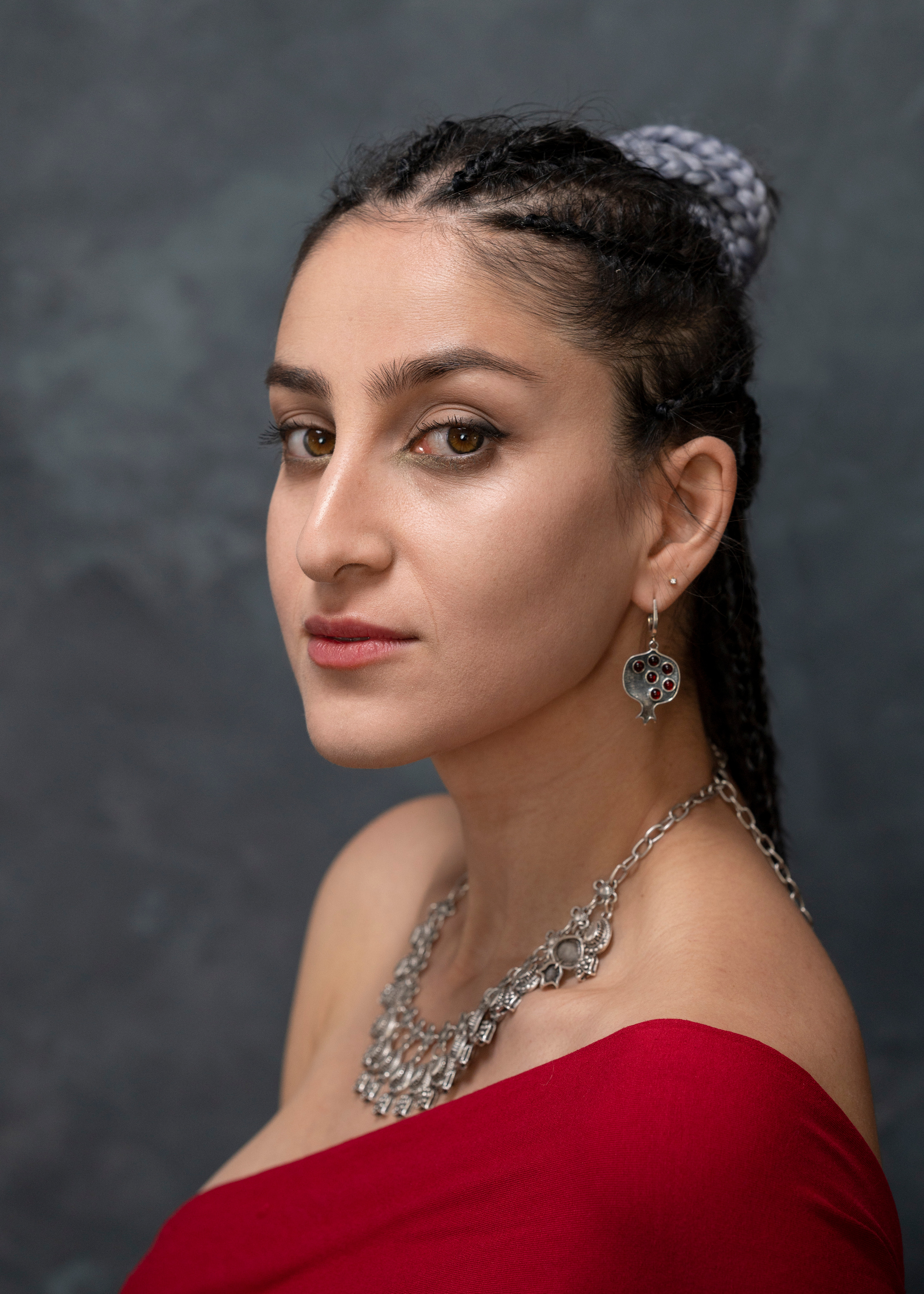 Студийная съёмка в красной ткани в греческом стиле