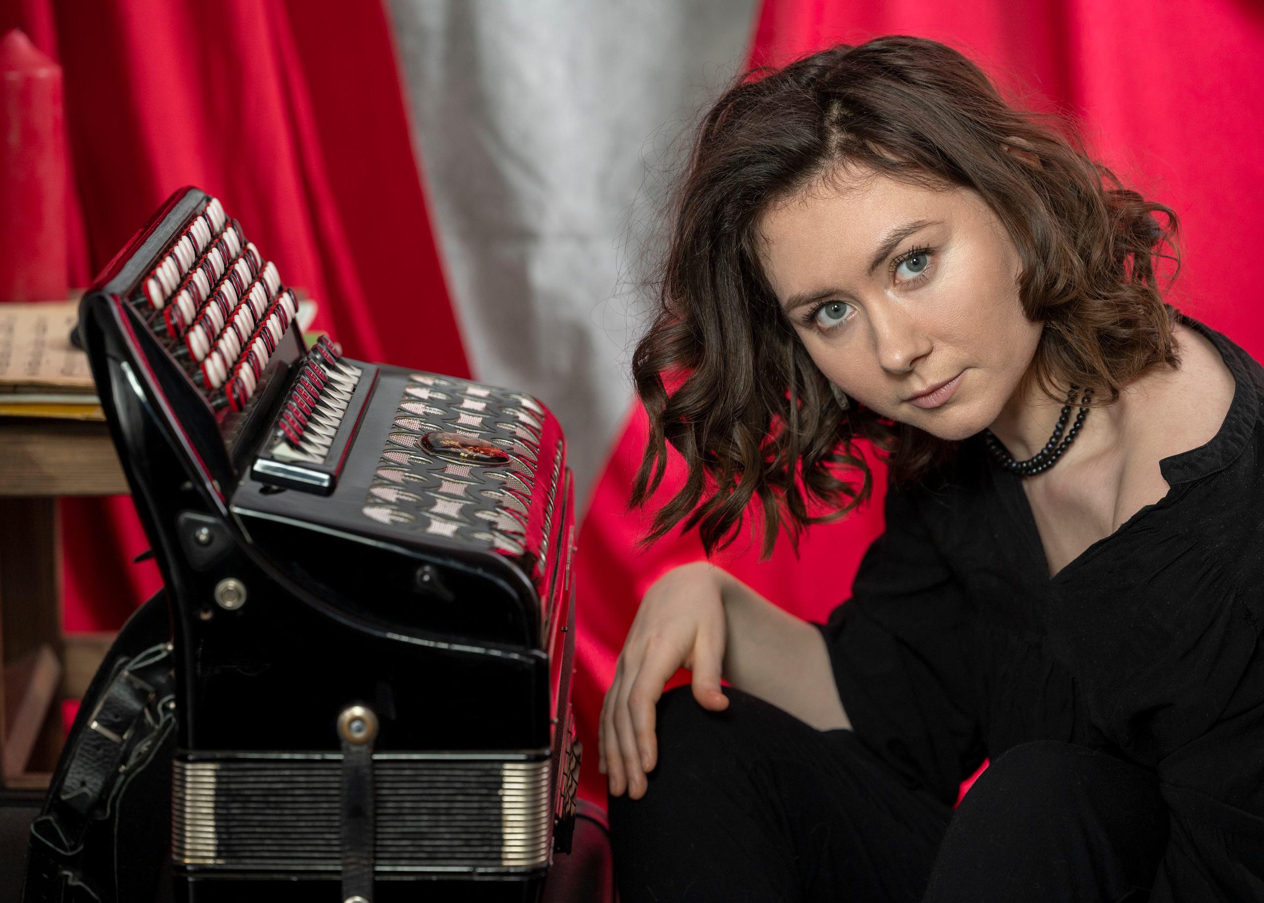 Фотосессия девушки с баяном