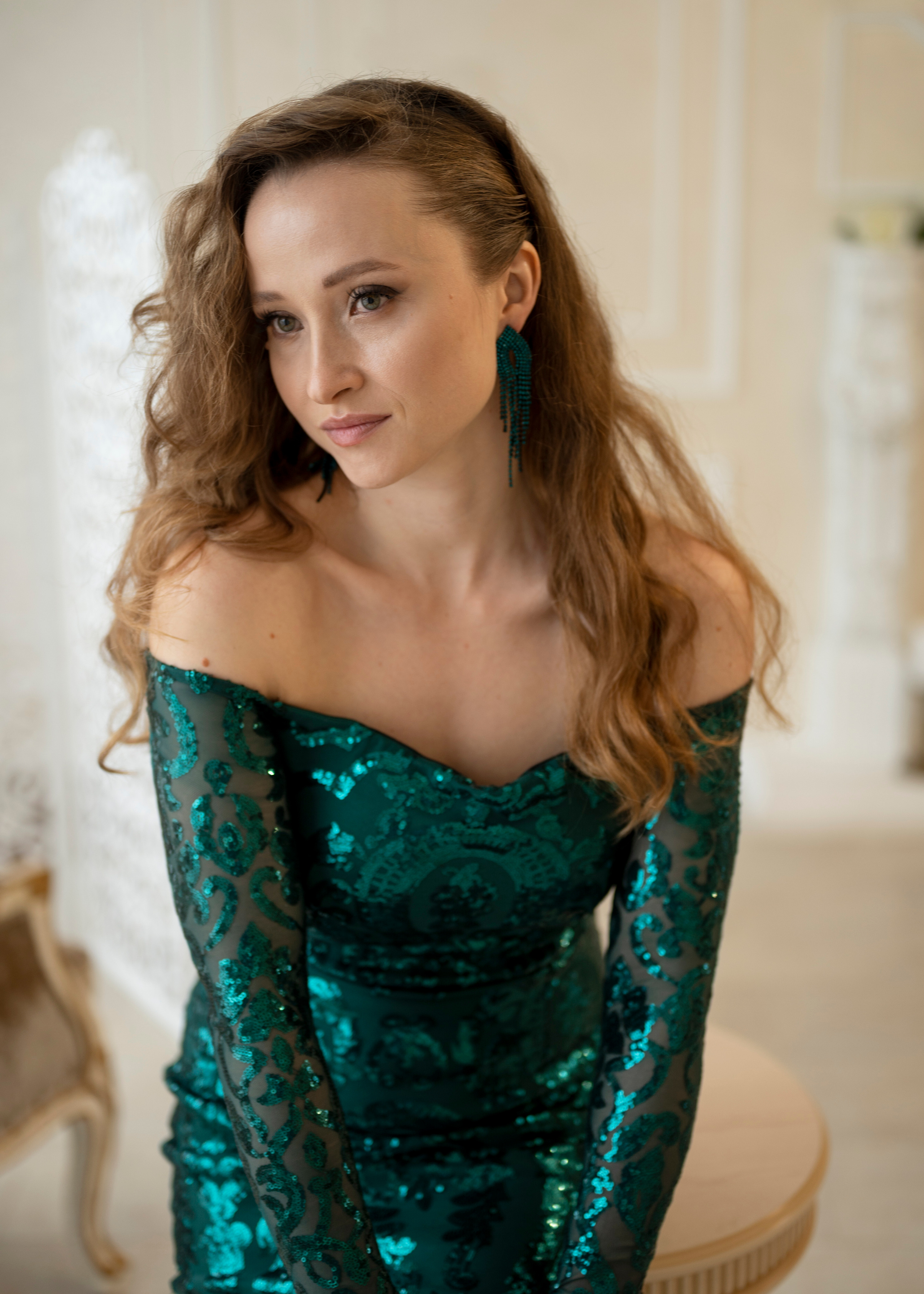 Фотосессия девушки в вечернем изумрудном платье