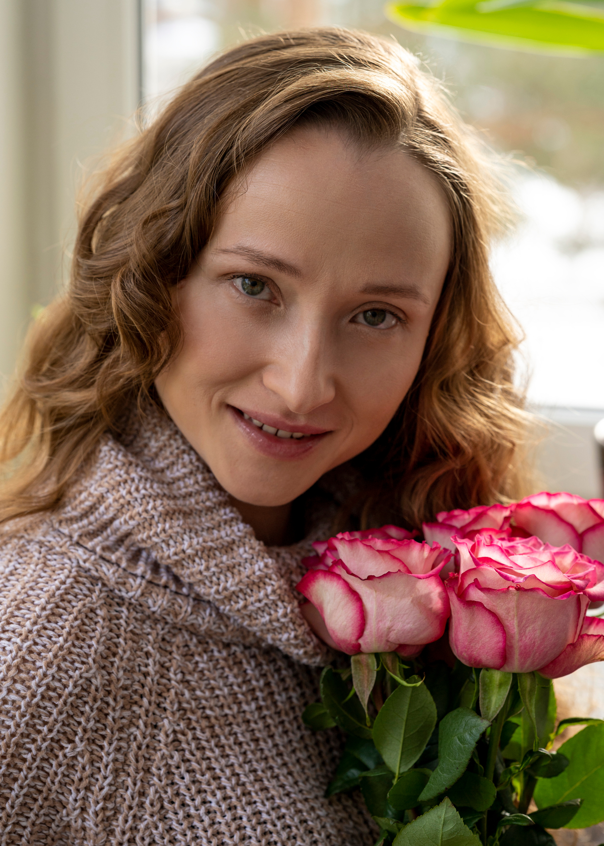 Фотосессия девушки в букетом роз