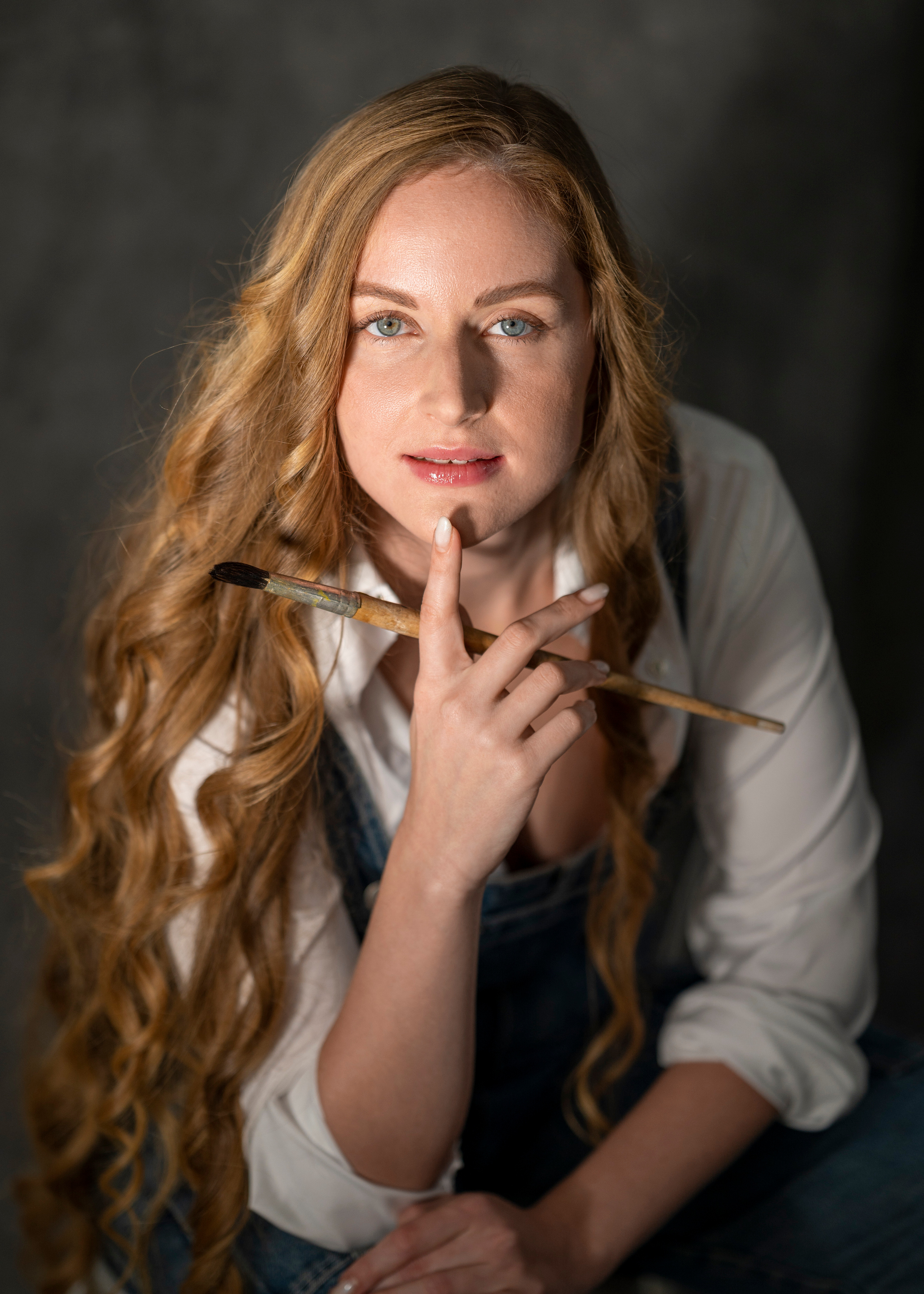 Студийная Art-съёмка девушки в образе художницы