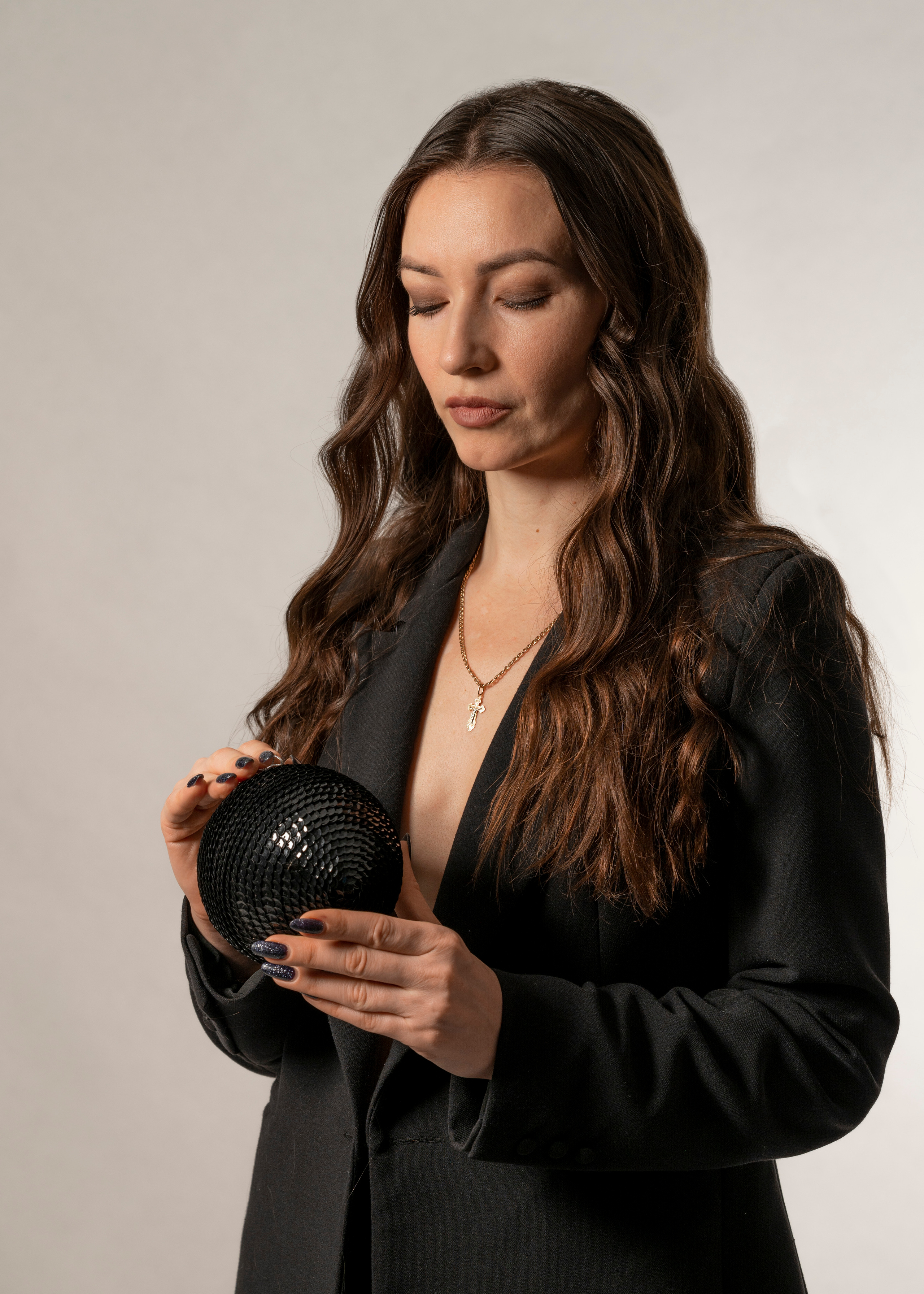 Фотосъёмка девушки в деловом в чёрном костюме