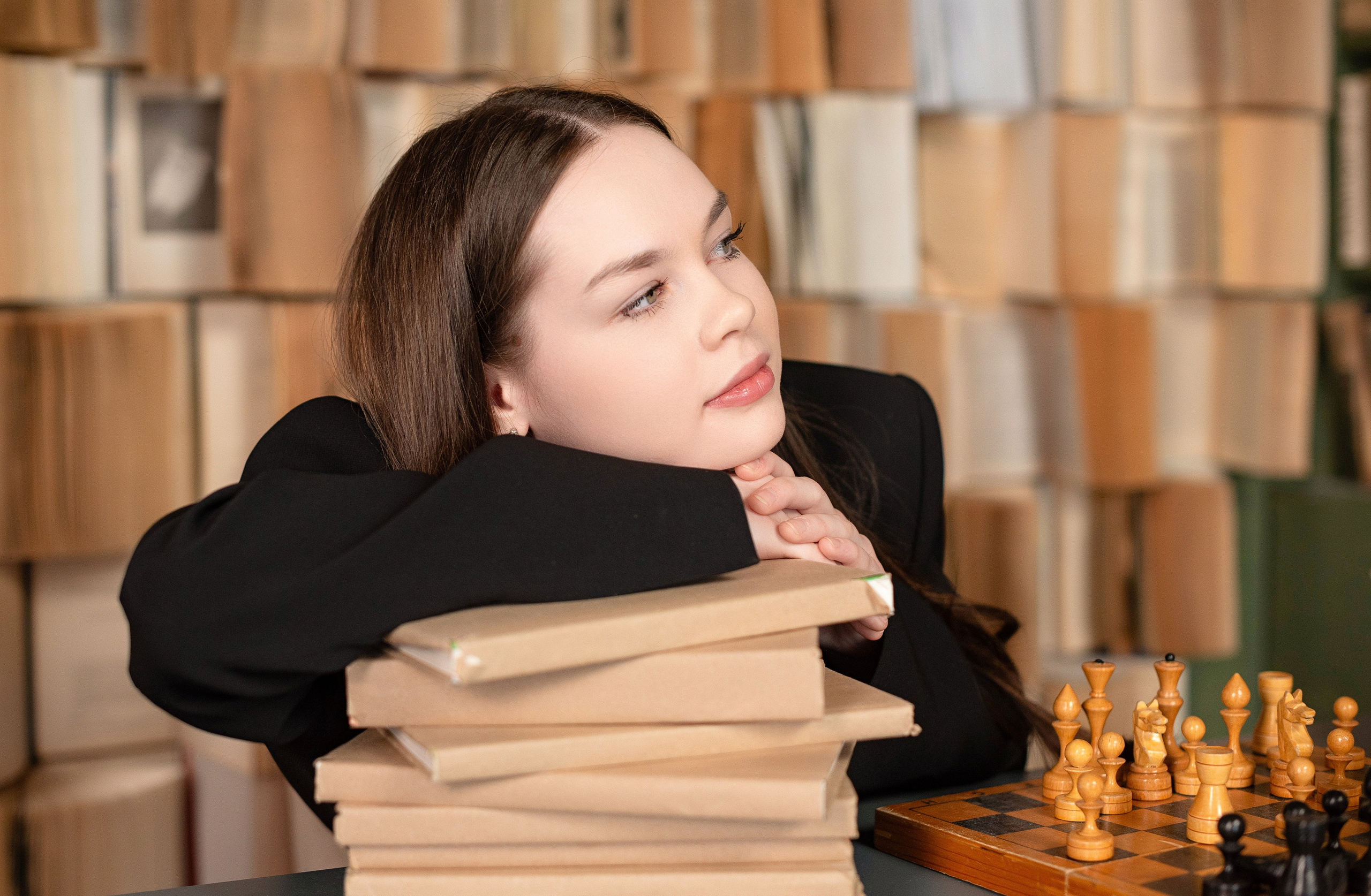 Фотосессия одиннадцатого класса для выпускных альбомов в фотостудии в Сургуте