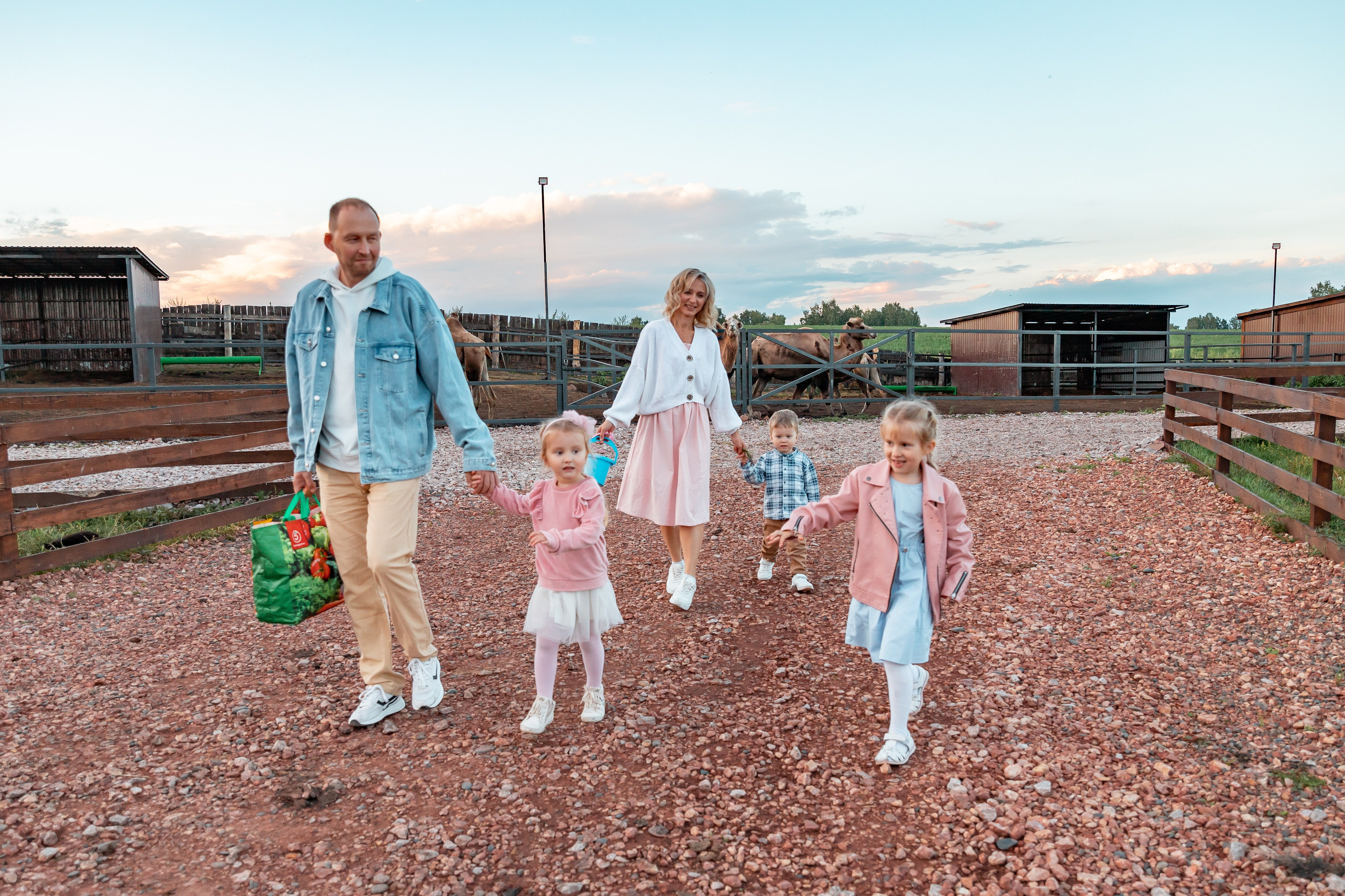 Семейная прогулка на ранчо. Детский и семейный фотограф в Красноярске Юлия Бирюкова