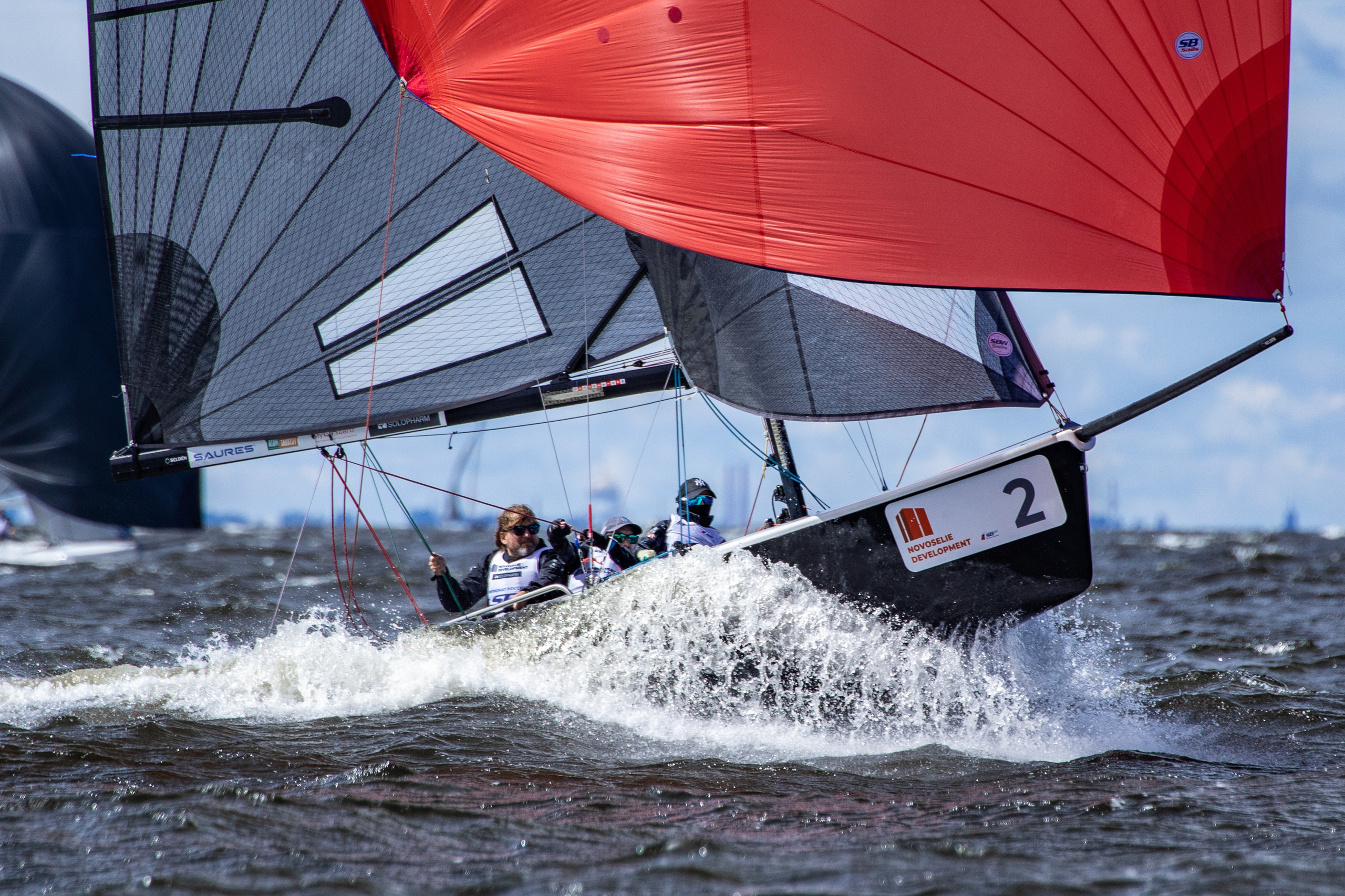 Победители команда Hubex чемпионата России среди яхт класса SB20 выходит на глиссер.