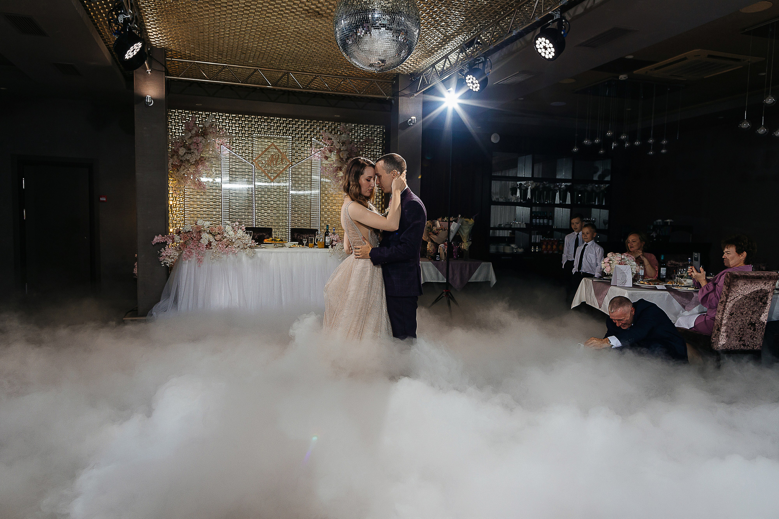 Роскошная выездная церемония в отеле. Олег Сверчков | Свадебный фотограф Вологда