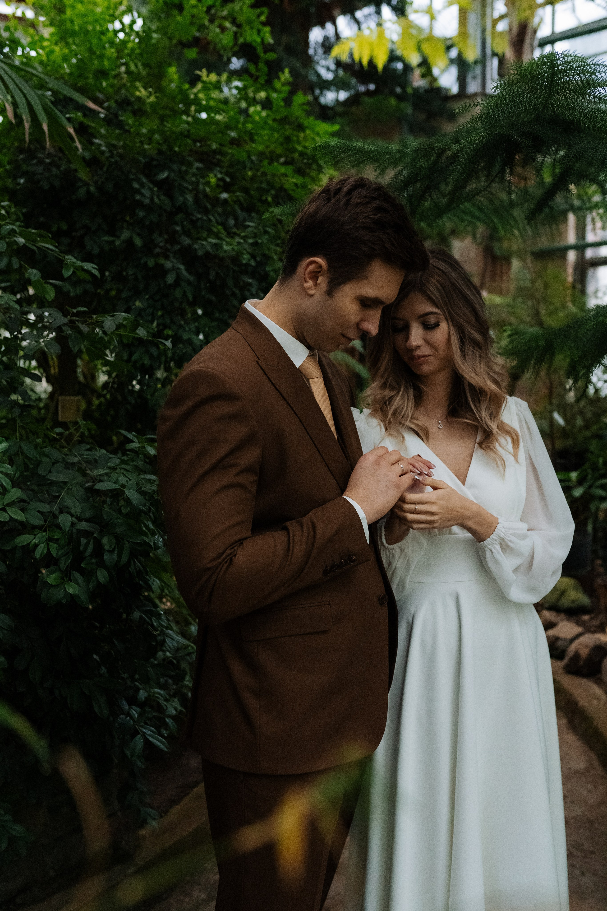 Свадебная фотосессия в оранжерее, Москва. Свадебный фотограф в Москве Анна Полушина