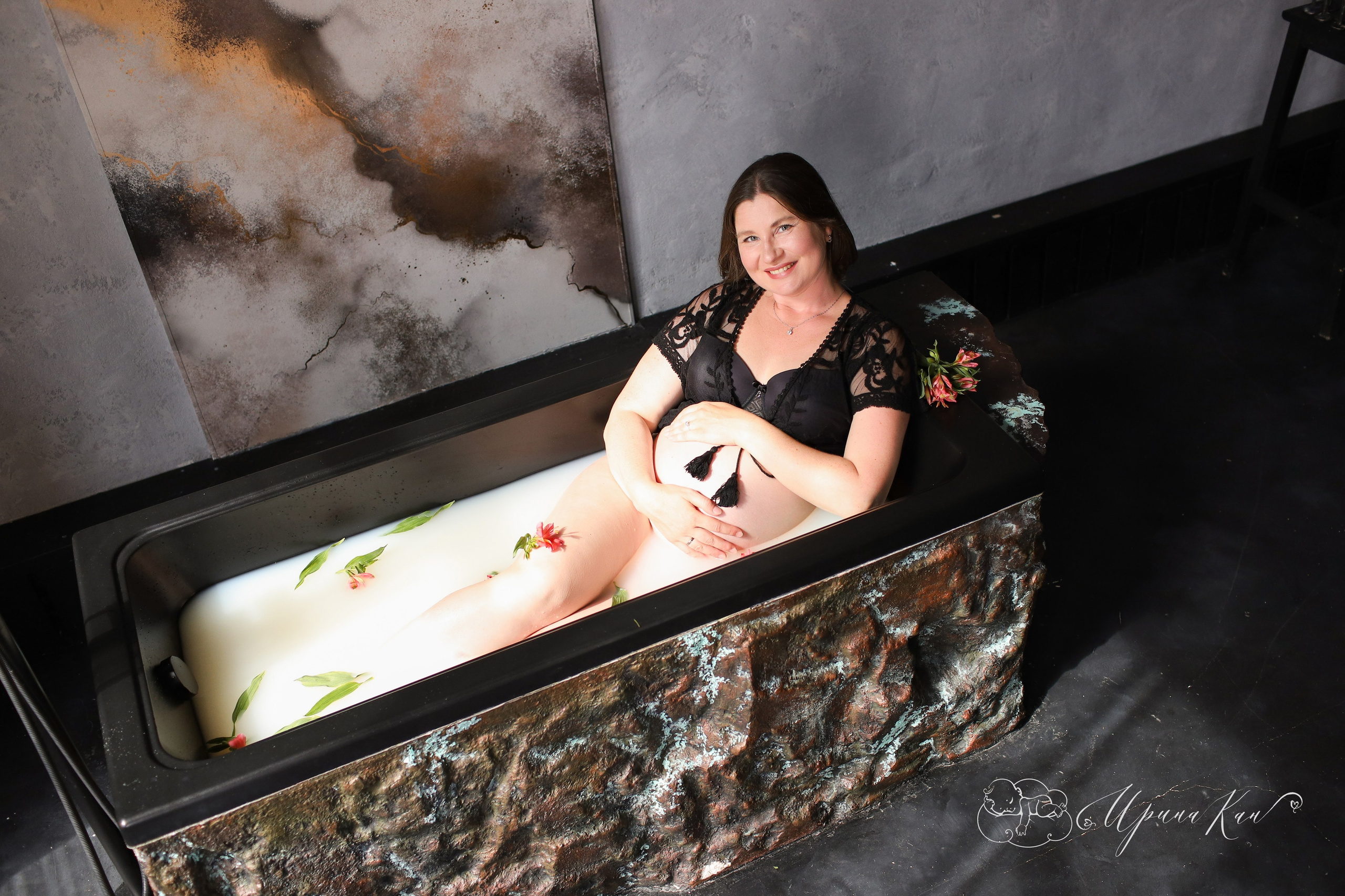 Фотосессия беременных ванна с цветами. Ирина Кан Фотограф новорожденных в Екатеринбурге