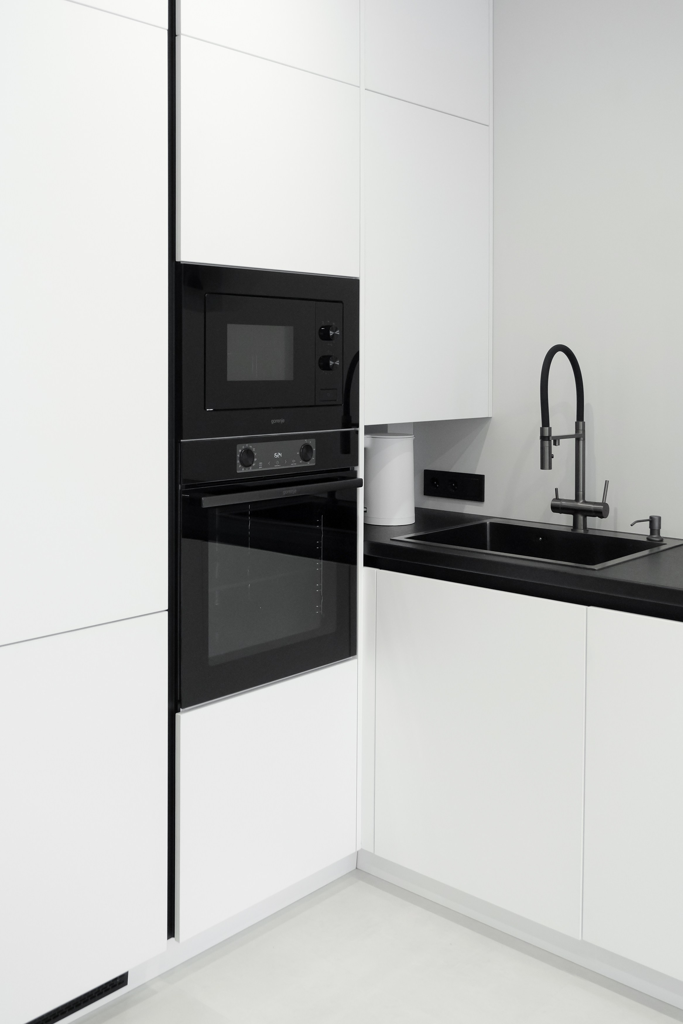 Мебель на заказ в Томске ЖК Михайловский Парк | Минималистичная кухня. ГУДРУМ — Мебель на заказ в Томске | Кухни | Шкафы | Стулья и Столы