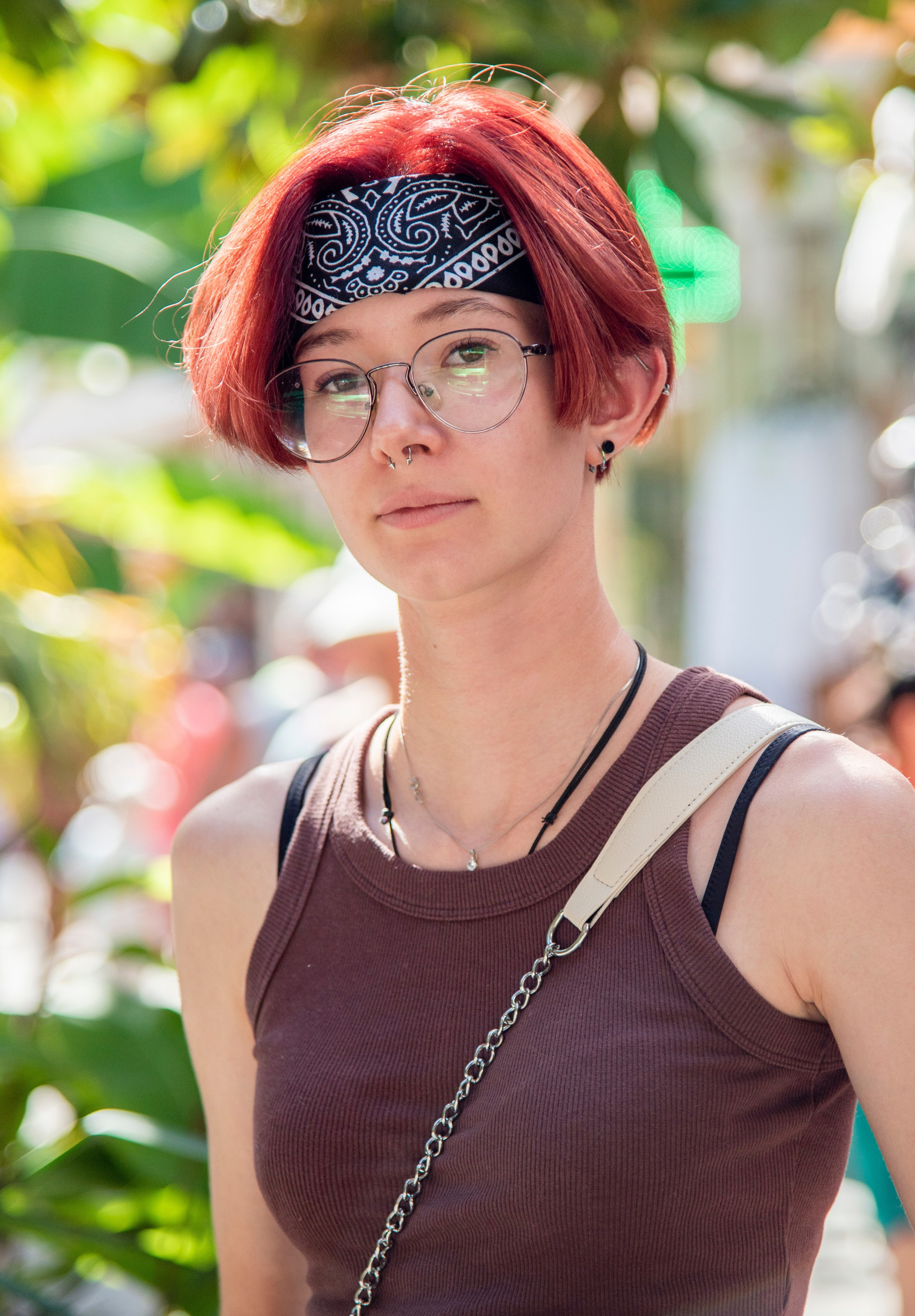 Высокая девушка, стрижка, красные волосы, повязка на голове, очки, серьги, пирсинг. посёлок Лазоревское