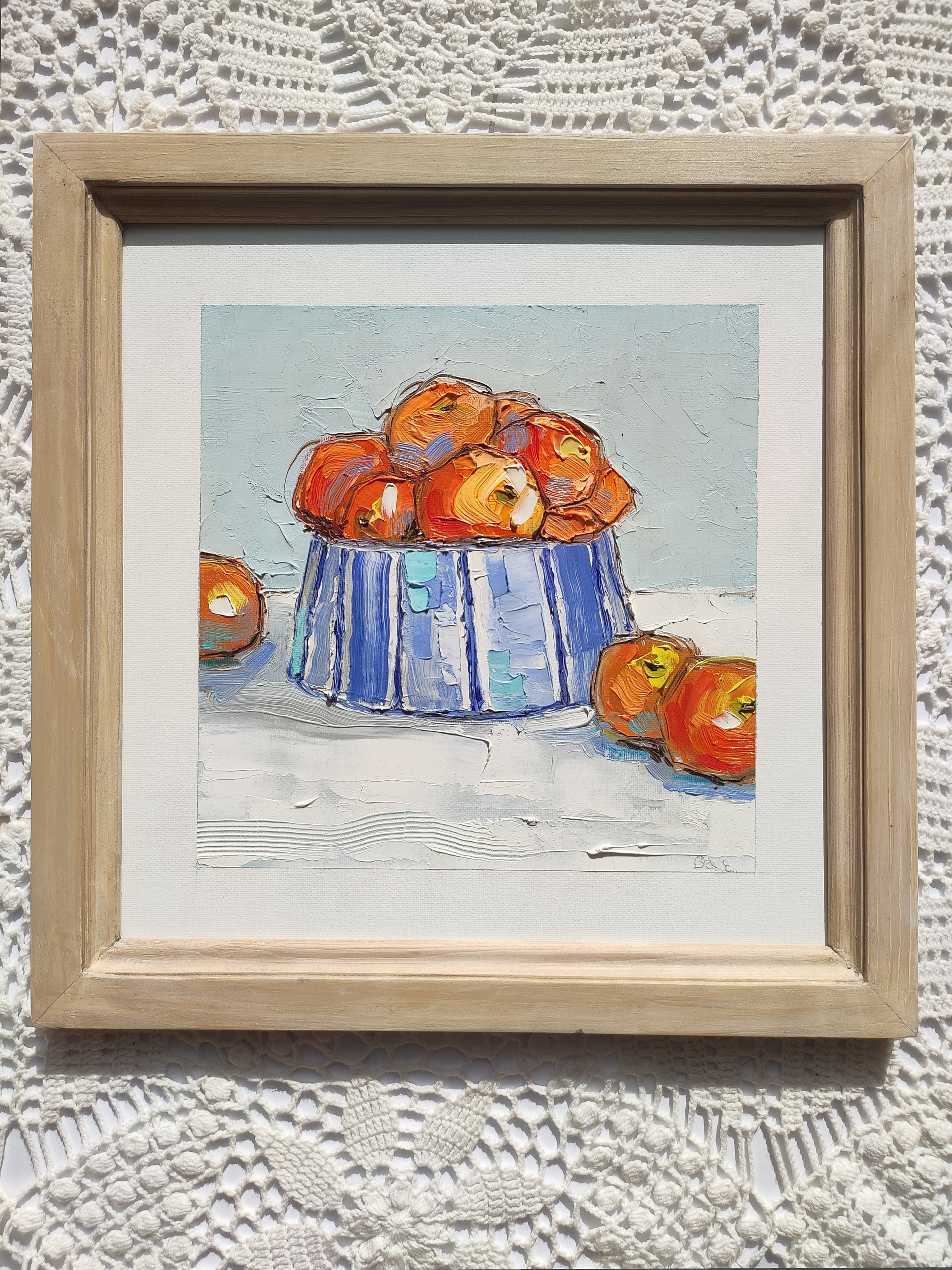 Авторская картина с мандаринками в голубой вазе, выполненная в текстурной технике.