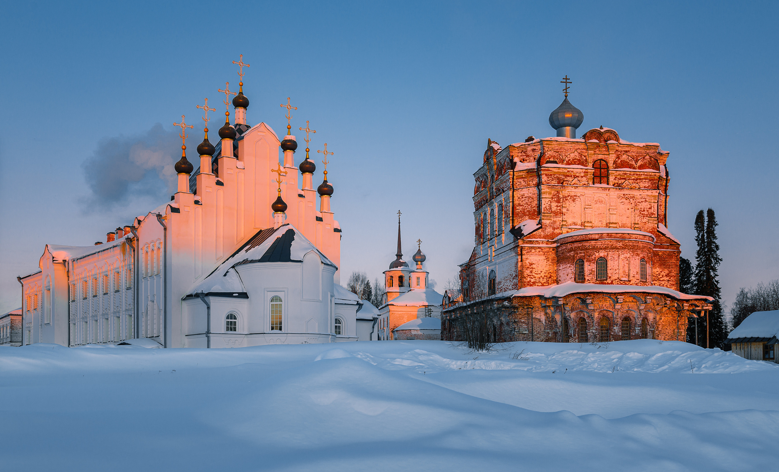 Артемьево-Веркольский монастырь зимой на рассвете.