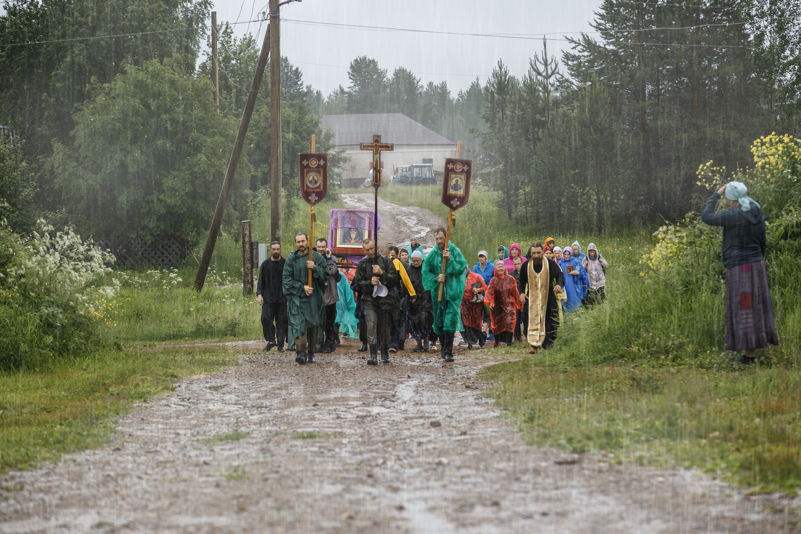 Дорога, крестный ход по Пинеге  с иконой Неупиваемая Чаша.