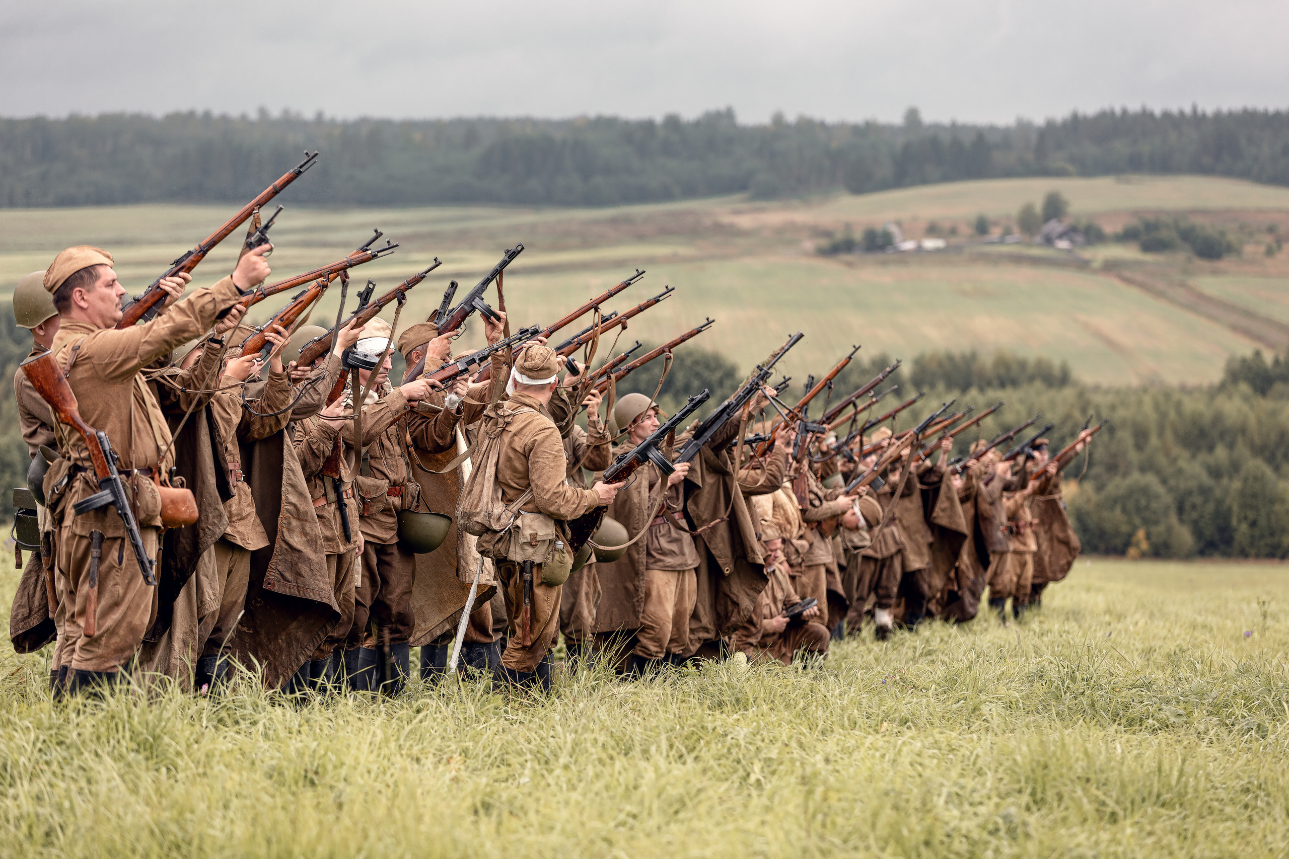 солдаты стреляют из винтовок и автоматов. Салют погибшим бойцам.
