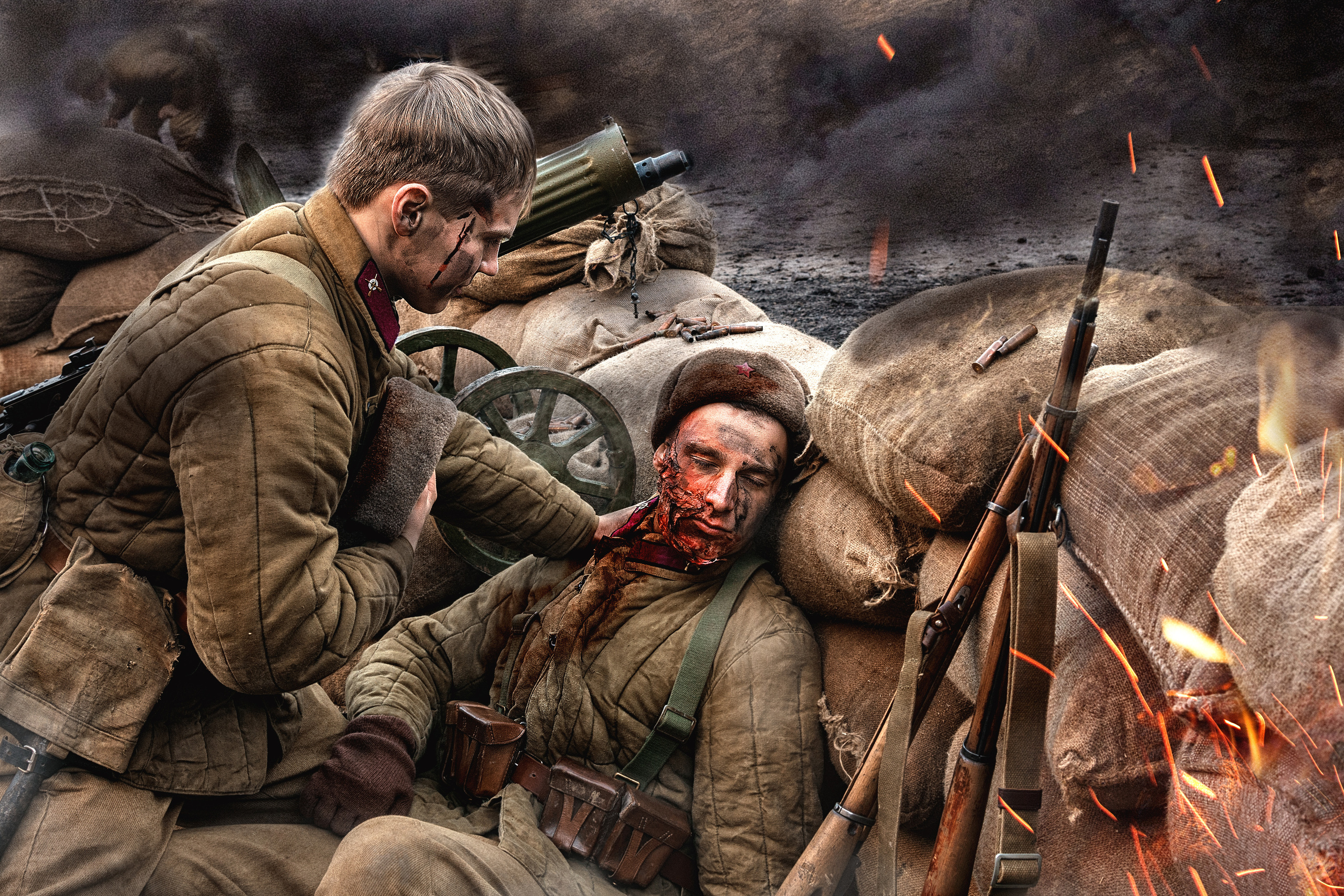 Солдат снимает шапку перед убитым бойцом-товарищем с обожженным лицом.