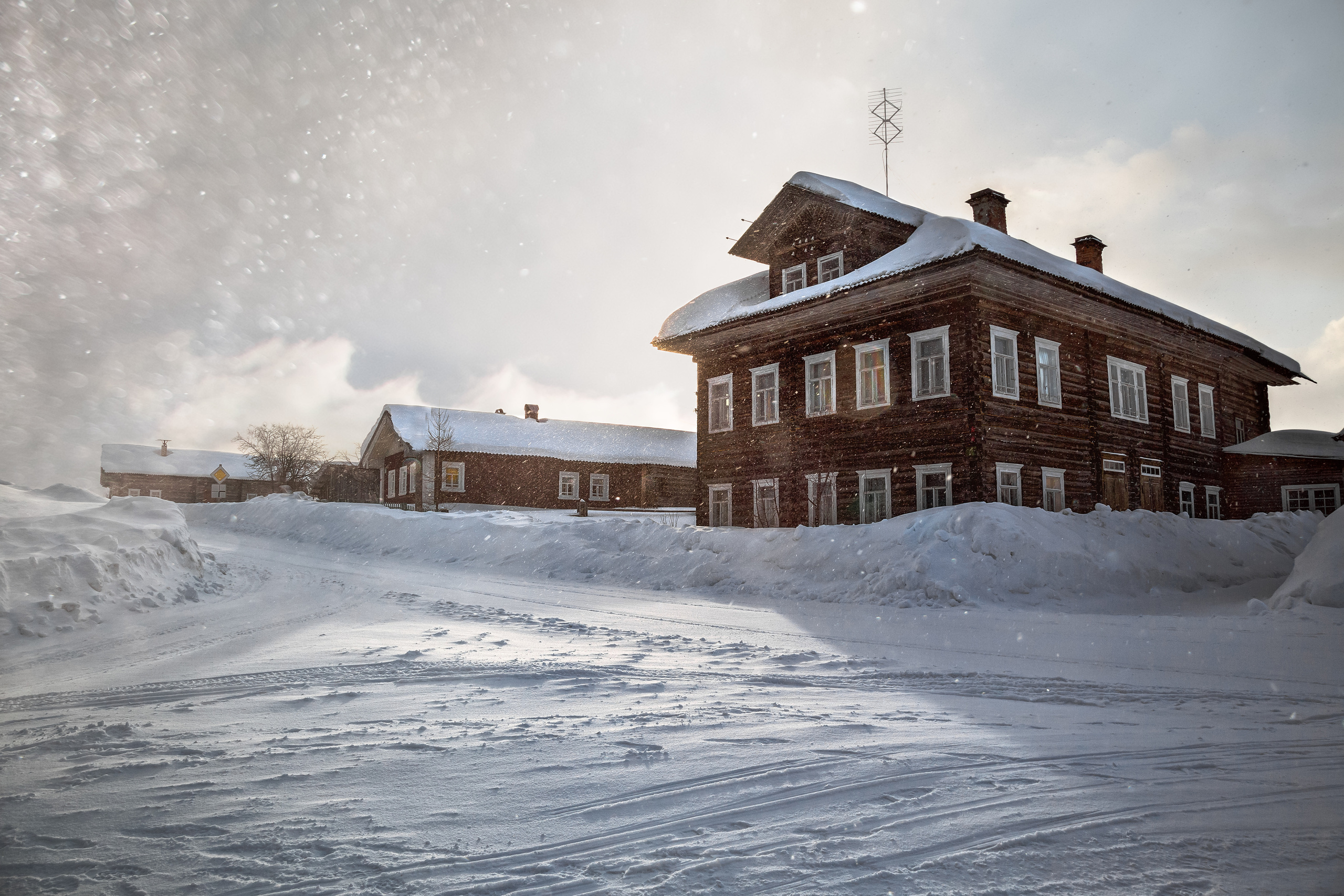 деревенский двухэтажный дом.