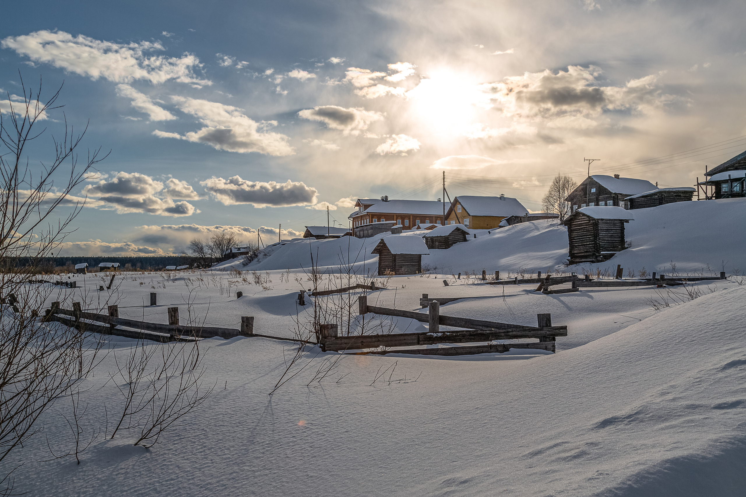 Запорошенные снегом поля, забор. деревенские дома. Пинежье. Веркола.