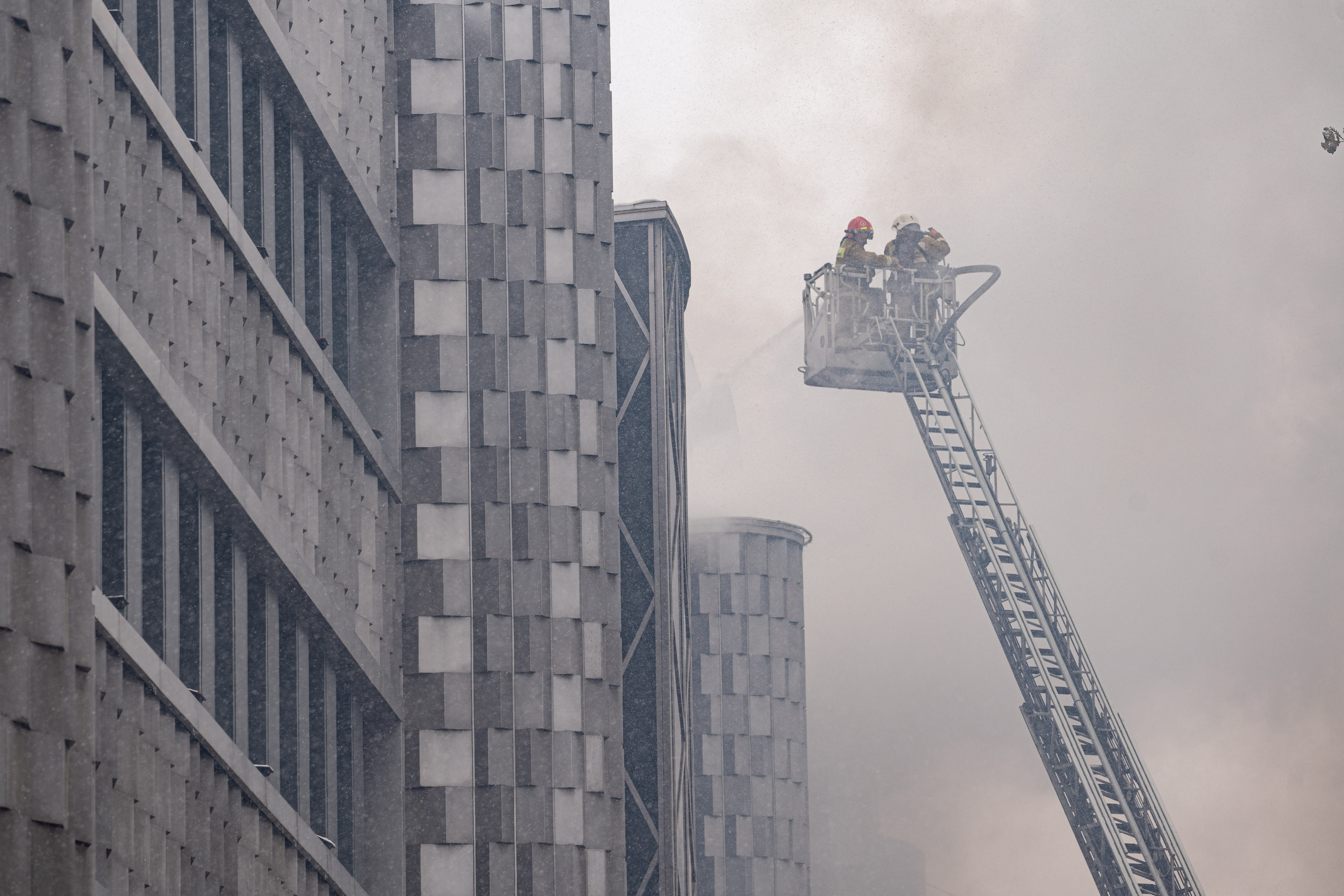 Пожарные в дыму